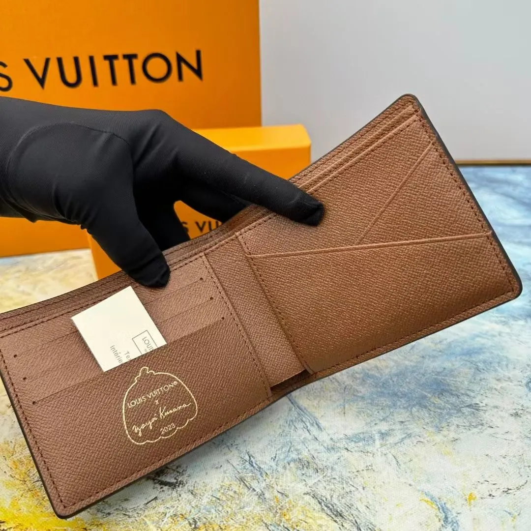 P120 M60895 This slim and practical LV x YK Slender wallet gives the new Louis Vuitton x Yayoi Kusama joint series a dazzling new look. The style is sewn with Monogram Eclipse Reverse canvas and printed with pumpkin patterns that are common in the works of Japanese art pioneer Yayoi Kusama, using bright colors to symbolize the warmth and optimism these works symbolize. The classic wallet is reinterpreted as a work of art, making it the perfect gift for art lovers. 11 x 8.5 x 2 cm (Length x Height x Width) Monogram Eclipse Reverse coated canvas with colorful pumpkin pattern cowhide trim and interior LV x YK logo 8 business card slots Compartment for banknotes