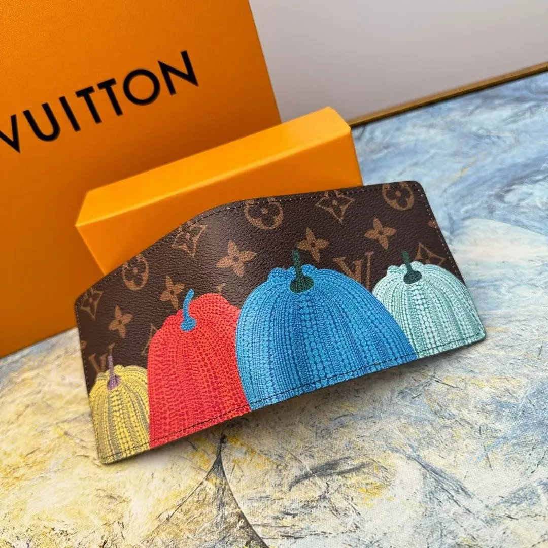 P120 M60895 This slim and practical LV x YK Slender wallet gives the new Louis Vuitton x Yayoi Kusama joint series a dazzling new look. The style is sewn with Monogram Eclipse Reverse canvas and printed with pumpkin patterns that are common in the works of Japanese art pioneer Yayoi Kusama, using bright colors to symbolize the warmth and optimism these works symbolize. The classic wallet is reinterpreted as a work of art, making it the perfect gift for art lovers. 11 x 8.5 x 2 cm (Length x Height x Width) Monogram Eclipse Reverse coated canvas with colorful pumpkin pattern cowhide trim and interior LV x YK logo 8 business card slots Compartment for banknotes