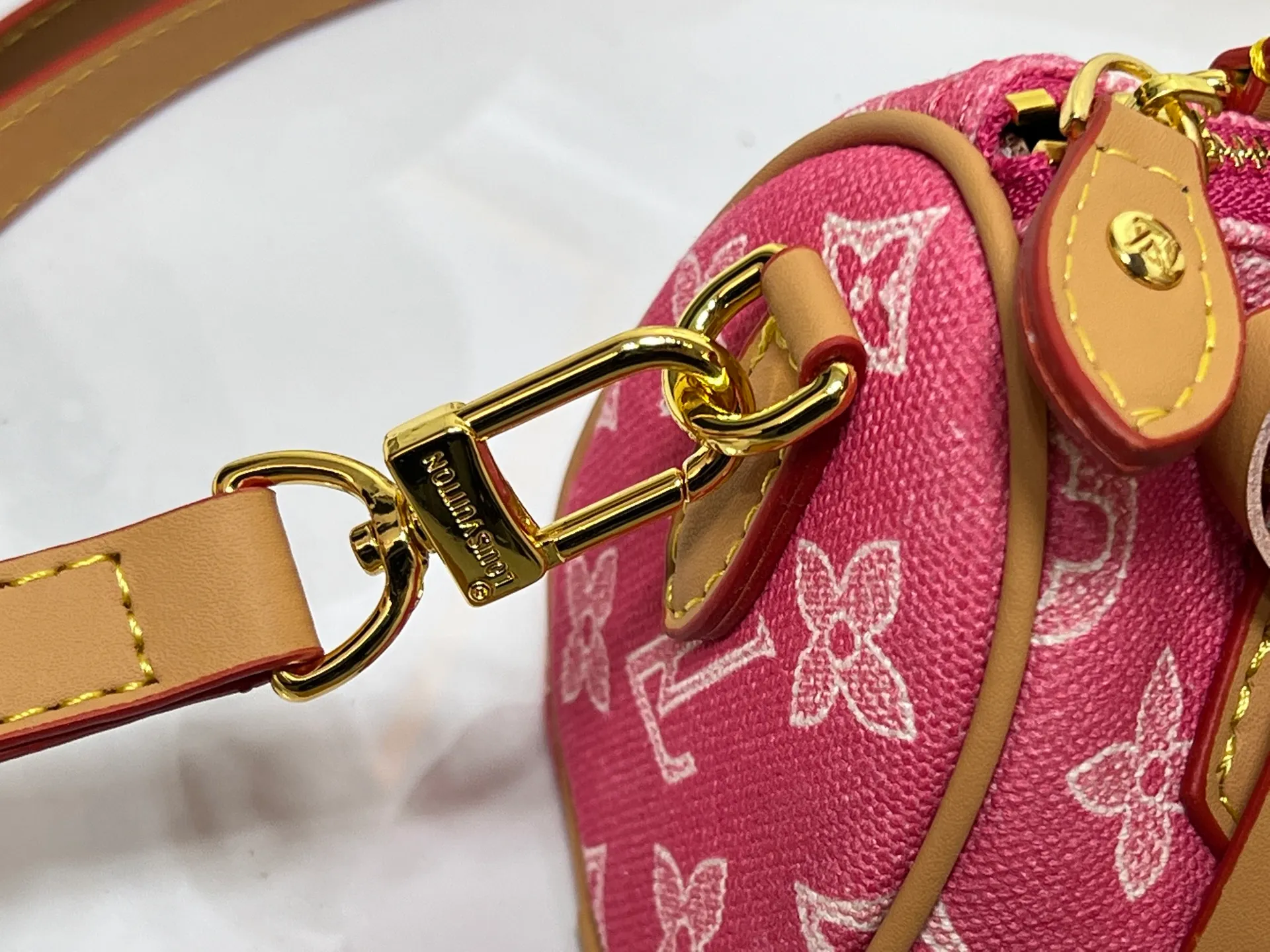 Batch 240💰M28322 Red M28323 M27610 M81085 [Exclusive background shot] This Nano Speedy handbag condenses the configuration of Louis Vuitton's classic Speedy handbag. It is made of Monogram canvas with distressed cow leather details and dazzling metal parts, making it easy to carry with you for daily needs. The handles and removable and adjustable shoulder strap allow for a variety of styling possibilities. 16.0 x 10.0 x 7.5 cm (L x H x W) • Monogram coated canvas • Cow leather trim • Metal hardware • Zipper closure • Space to store daily necessities such as a 6.1-inch smartphone, card holder and lipstick • Shoulder strap: removable, adjustable • Half-length strap: 45.5 cm • Half-length strap adjustable to: 54.0 cm • Handle: Double handle