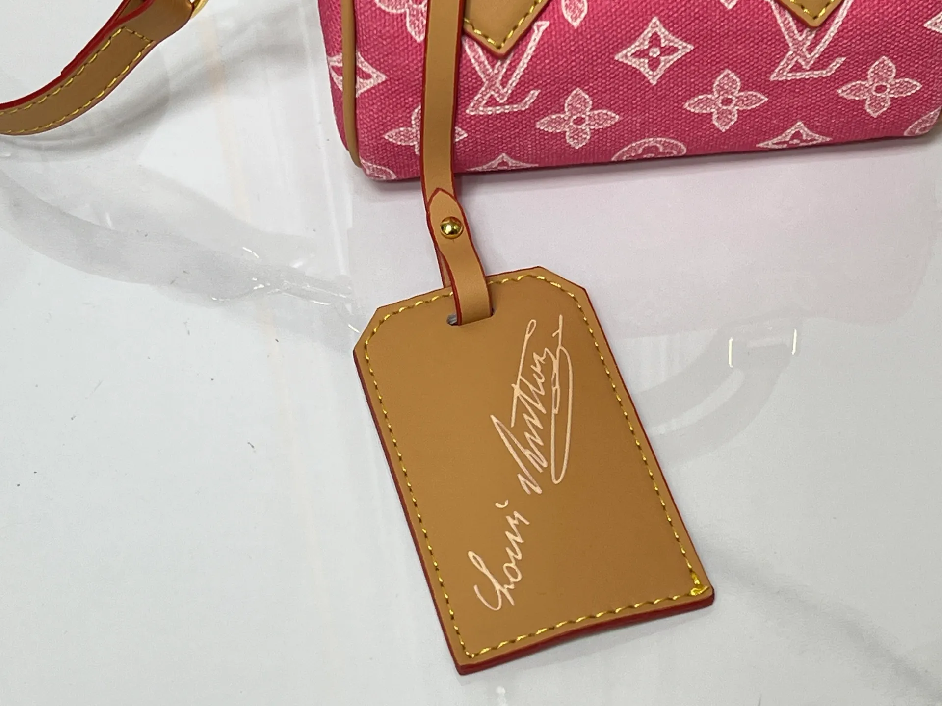 Batch 240💰M28322 Red M28323 M27610 M81085 [Exclusive background shot] This Nano Speedy handbag condenses the configuration of Louis Vuitton's classic Speedy handbag. It is made of Monogram canvas with distressed cow leather details and dazzling metal parts, making it easy to carry with you for daily needs. The handles and removable and adjustable shoulder strap allow for a variety of styling possibilities. 16.0 x 10.0 x 7.5 cm (L x H x W) • Monogram coated canvas • Cow leather trim • Metal hardware • Zipper closure • Space to store daily necessities such as a 6.1-inch smartphone, card holder and lipstick • Shoulder strap: removable, adjustable • Half-length strap: 45.5 cm • Half-length strap adjustable to: 54.0 cm • Handle: Double handle