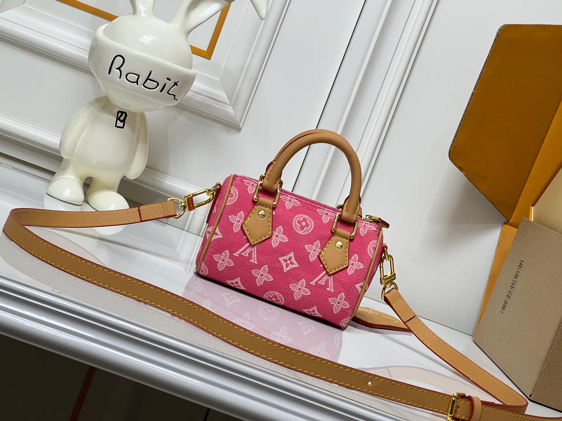 Batch 240💰M28322 Red M28323 M27610 M81085 [Exclusive background shot] This Nano Speedy handbag condenses the configuration of Louis Vuitton's classic Speedy handbag. It is made of Monogram canvas with distressed cow leather details and dazzling metal parts, making it easy to carry with you for daily needs. The handles and removable and adjustable shoulder strap allow for a variety of styling possibilities. 16.0 x 10.0 x 7.5 cm (L x H x W) • Monogram coated canvas • Cow leather trim • Metal hardware • Zipper closure • Space to store daily necessities such as a 6.1-inch smartphone, card holder and lipstick • Shoulder strap: removable, adjustable • Half-length strap: 45.5 cm • Half-length strap adjustable to: 54.0 cm • Handle: Double handle
