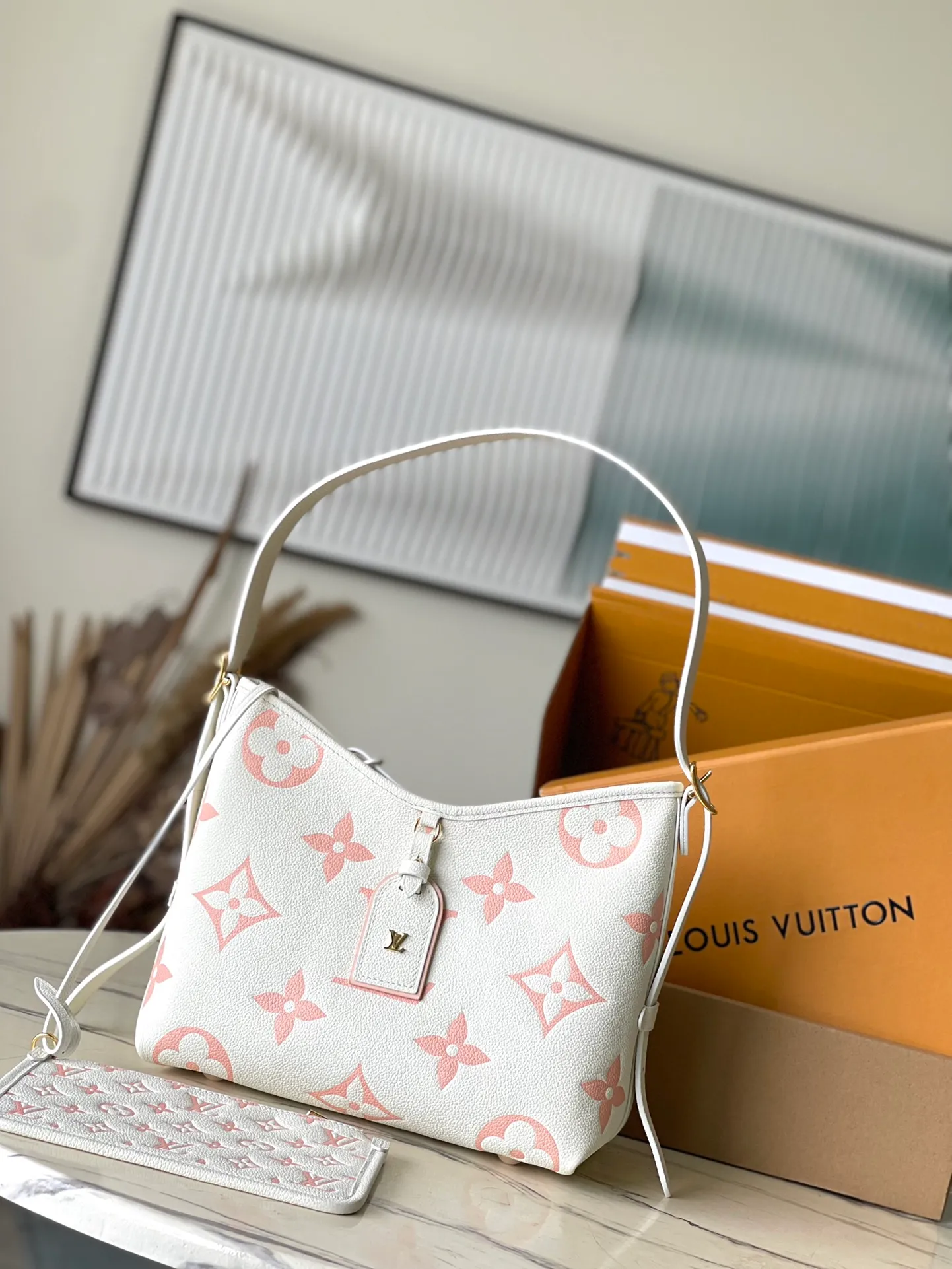 💰1300 (top layer leather) top original order M24141 This small CarryAll handbag is made of Monogram Empreinte embossed leather, with a soft texture that fits the body shape. The sophisticated interior features a detachable zippered pocket, which can be safely opened and closed for daily use. Adjustable shoulder strap allows for hand, shoulder and cross-body wear options. Dimensions: 29.5 × 24 × 12 cm