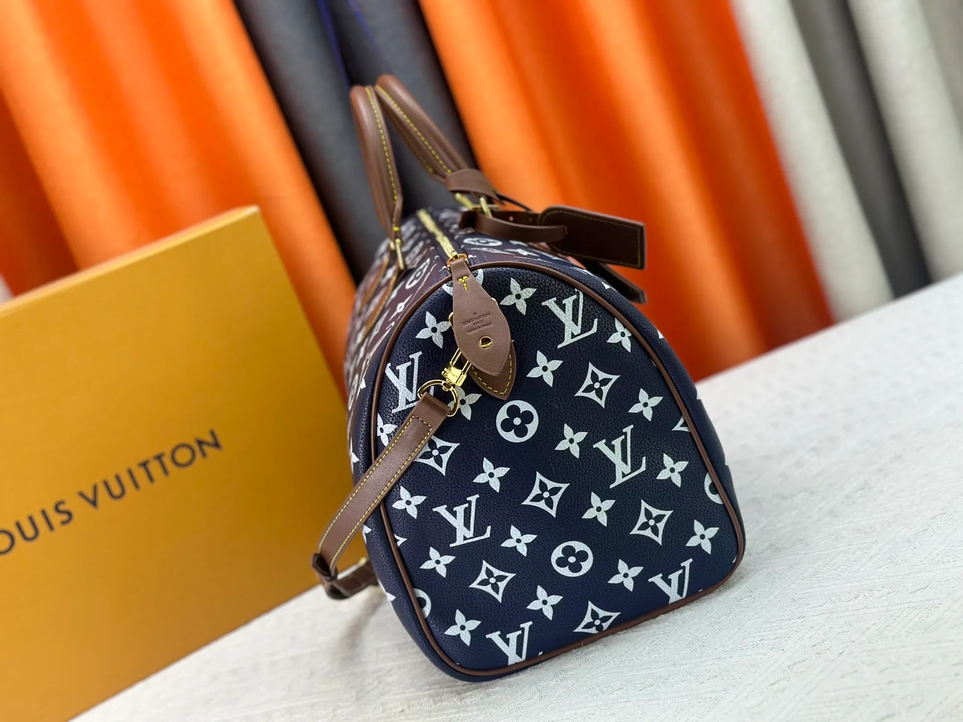 P320 Upgraded original M15244 M24441 M24424 This Speedy Bandoulière 40 Monogram Leather handbag is made of soft cow leather and uses Monogram patterns to reproduce the elegant look and feel of canvas printing. Dazzling metal hardware, sheepskin lining and nameplate all reflect Creative Director Pharrell Williams' relentless attention to detail. 40x27x20cm (length x height x width)