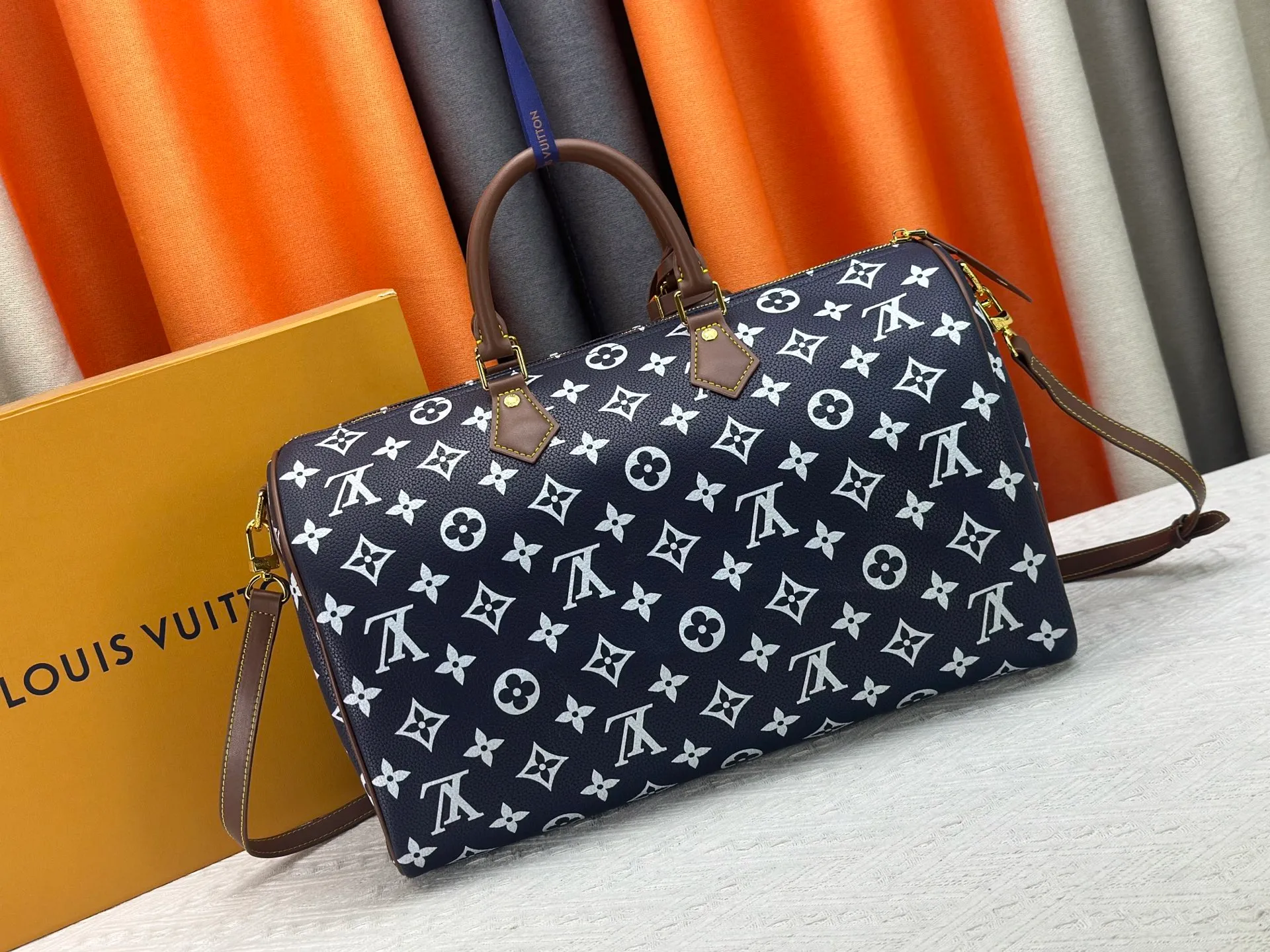 P320 Upgraded original M15244 M24441 M24424 This Speedy Bandoulière 40 Monogram Leather handbag is made of soft cow leather and uses Monogram patterns to reproduce the elegant look and feel of canvas printing. Dazzling metal hardware, sheepskin lining and nameplate all reflect Creative Director Pharrell Williams' relentless attention to detail. 40x27x20cm (length x height x width)