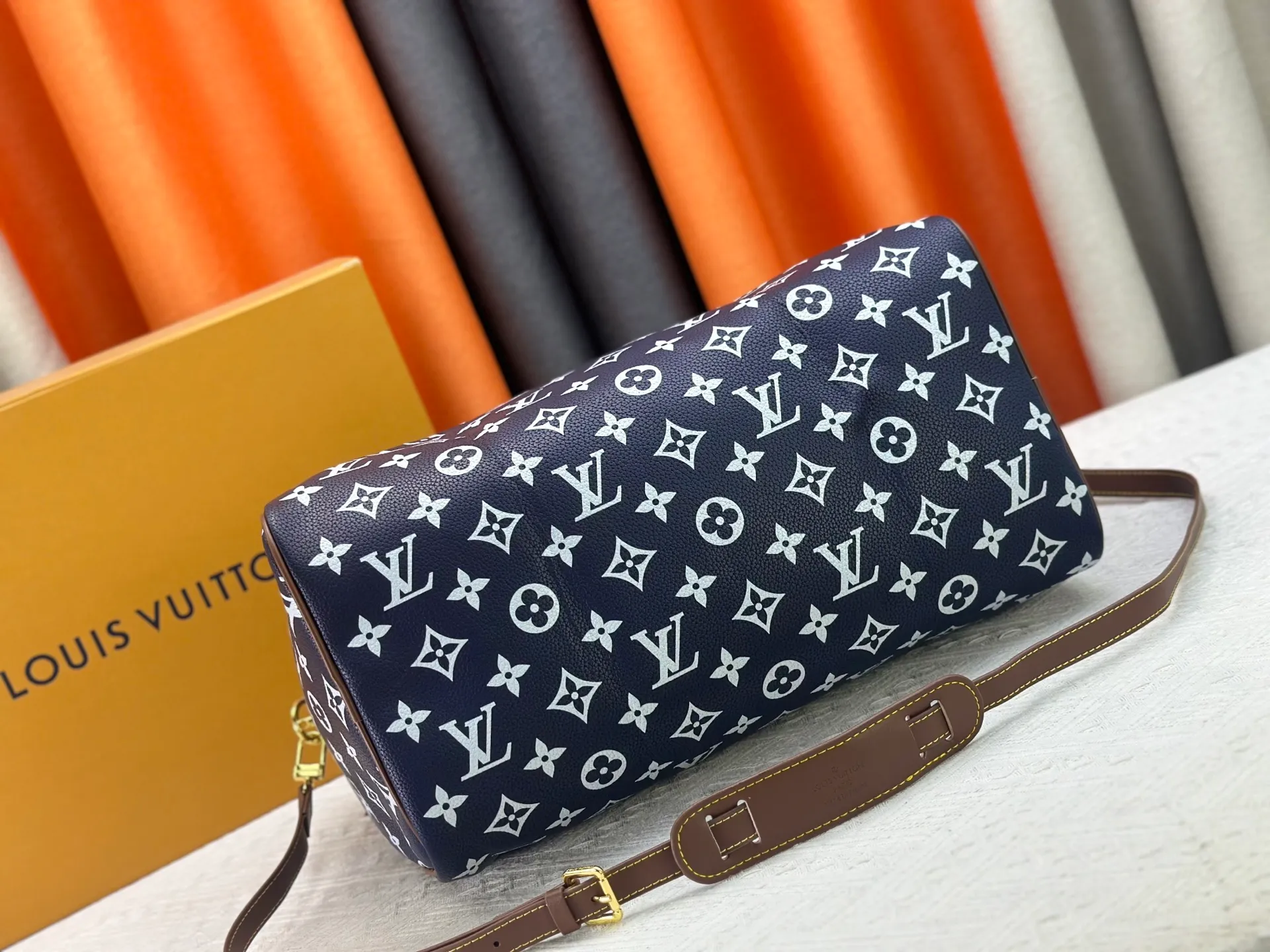 P320 Upgraded original M15244 M24441 M24424 This Speedy Bandoulière 40 Monogram Leather handbag is made of soft cow leather and uses Monogram patterns to reproduce the elegant look and feel of canvas printing. Dazzling metal hardware, sheepskin lining and nameplate all reflect Creative Director Pharrell Williams' relentless attention to detail. 40x27x20cm (length x height x width)