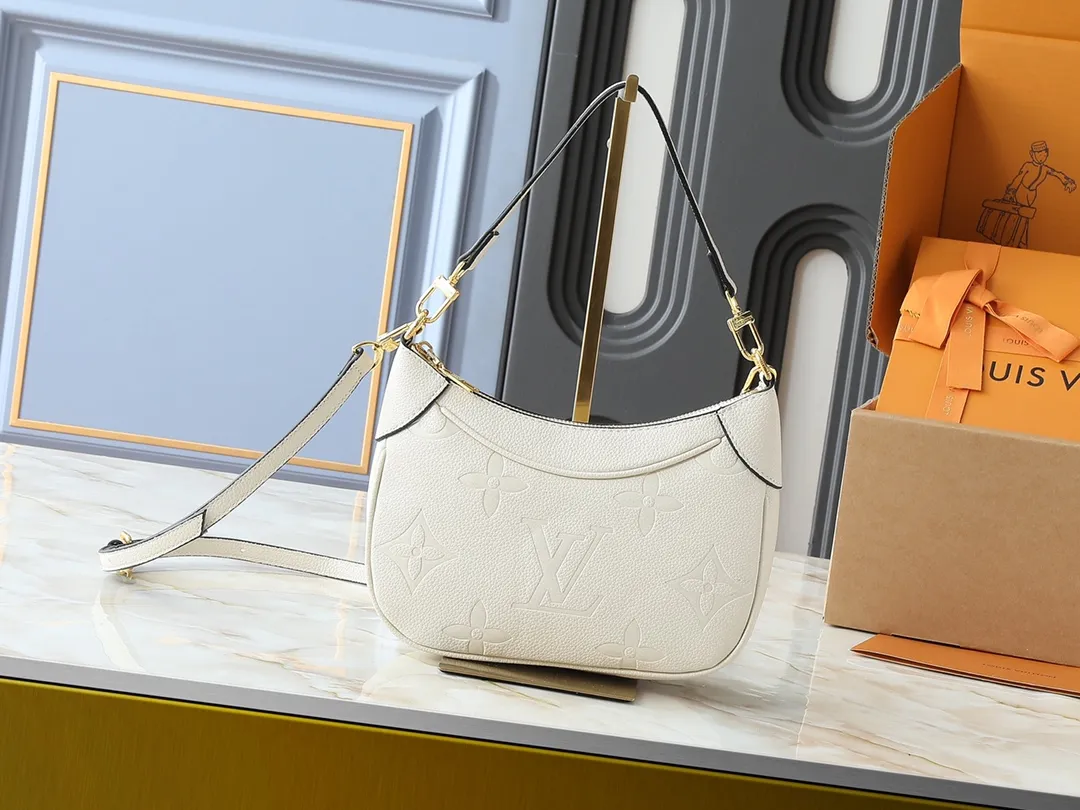 💰240💰Upgraded from the original M46002, the Bagatelle handbag is launched at the beginning of the new season, shaped with Monogram Empreinte leather. Smooth lines and soft texture allow for flexible carrying, and the exquisite design can accommodate all your travel needs, making it easy to handle day and night situations. Dimensions: 24 x 18 x 7 cm