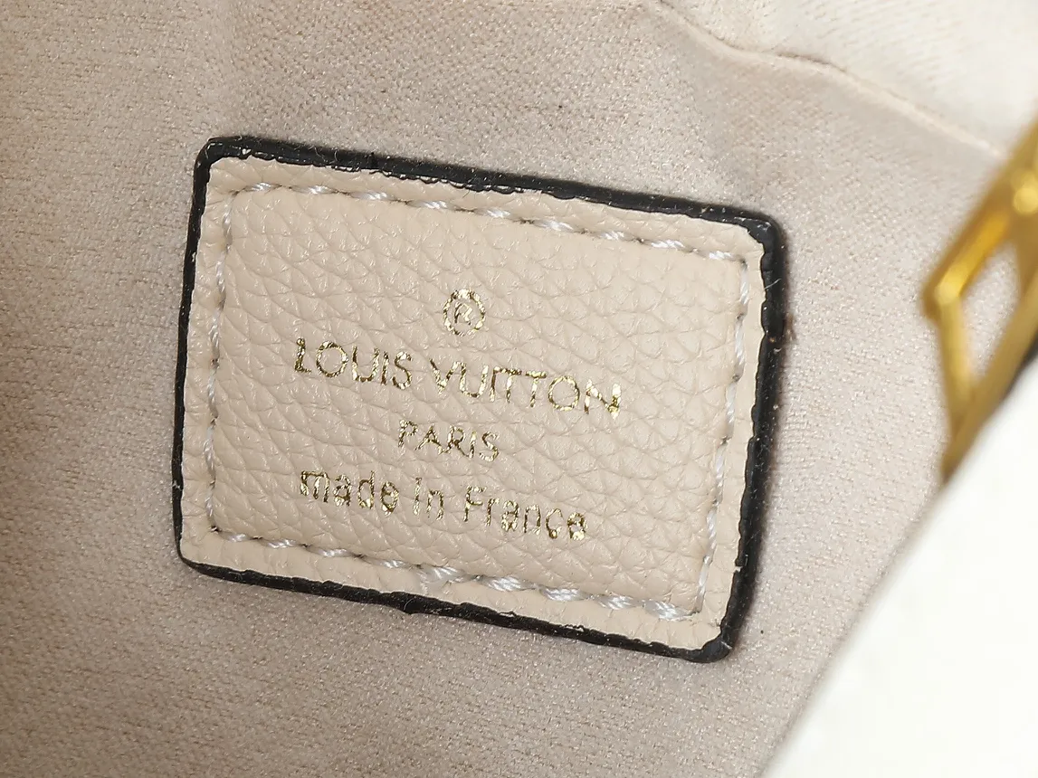 💰240💰Upgraded from the original M46002, the Bagatelle handbag is launched at the beginning of the new season, shaped with Monogram Empreinte leather. Smooth lines and soft texture allow for flexible carrying, and the exquisite design can accommodate all your travel needs, making it easy to handle day and night situations. Dimensions: 24 x 18 x 7 cm