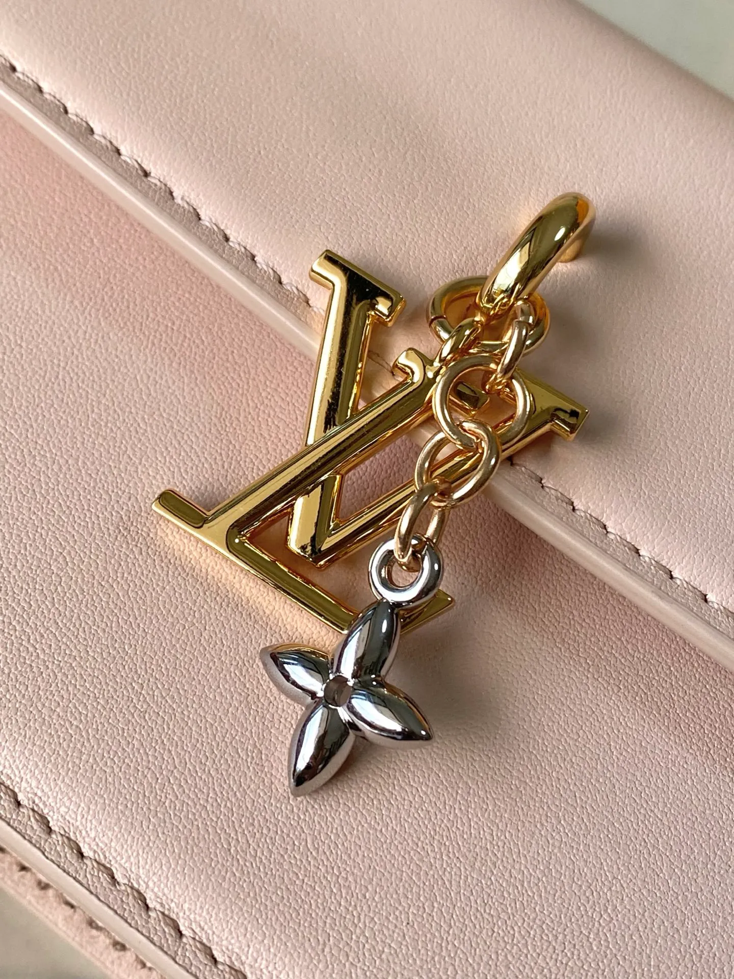 💰820 (top-grain leather) top original order M14581 This Wallet On Chain handbag is from the Louis Vuitton LV Bloom series. It is cut from cow leather in a fashionable and practical configuration. It is decorated with decorations inspired by the brand's classic Monogram pattern. There's plenty of space to store a smartphone, and contrasting metal hardware adds an elegant touch. Dimensions: 20 × 11.5 × 4 cm