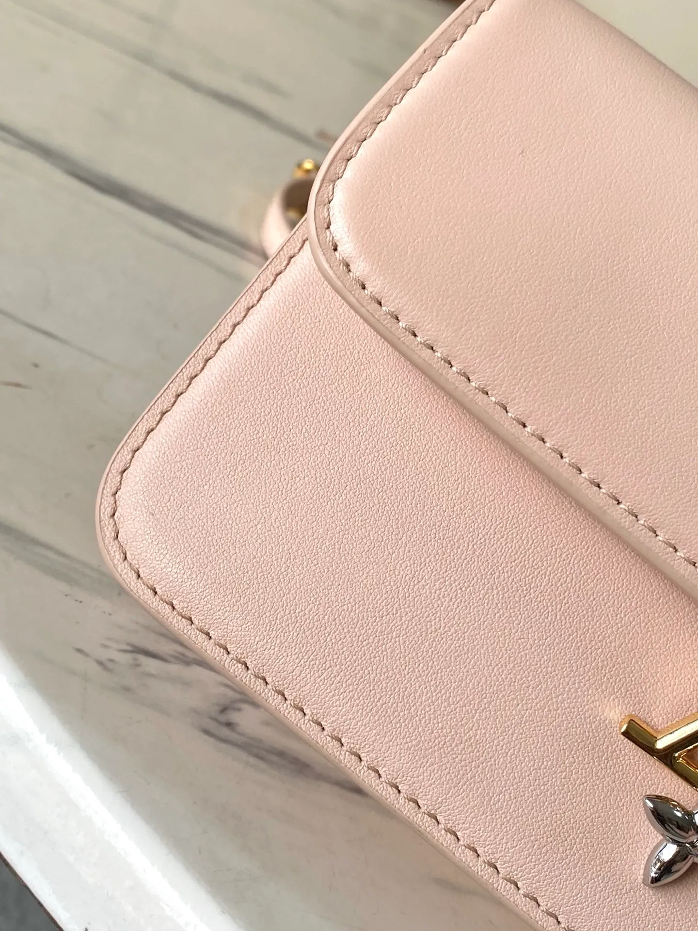 💰820 (top-grain leather) top original order M14581 This Wallet On Chain handbag is from the Louis Vuitton LV Bloom series. It is cut from cow leather in a fashionable and practical configuration. It is decorated with decorations inspired by the brand's classic Monogram pattern. There's plenty of space to store a smartphone, and contrasting metal hardware adds an elegant touch. Dimensions: 20 × 11.5 × 4 cm