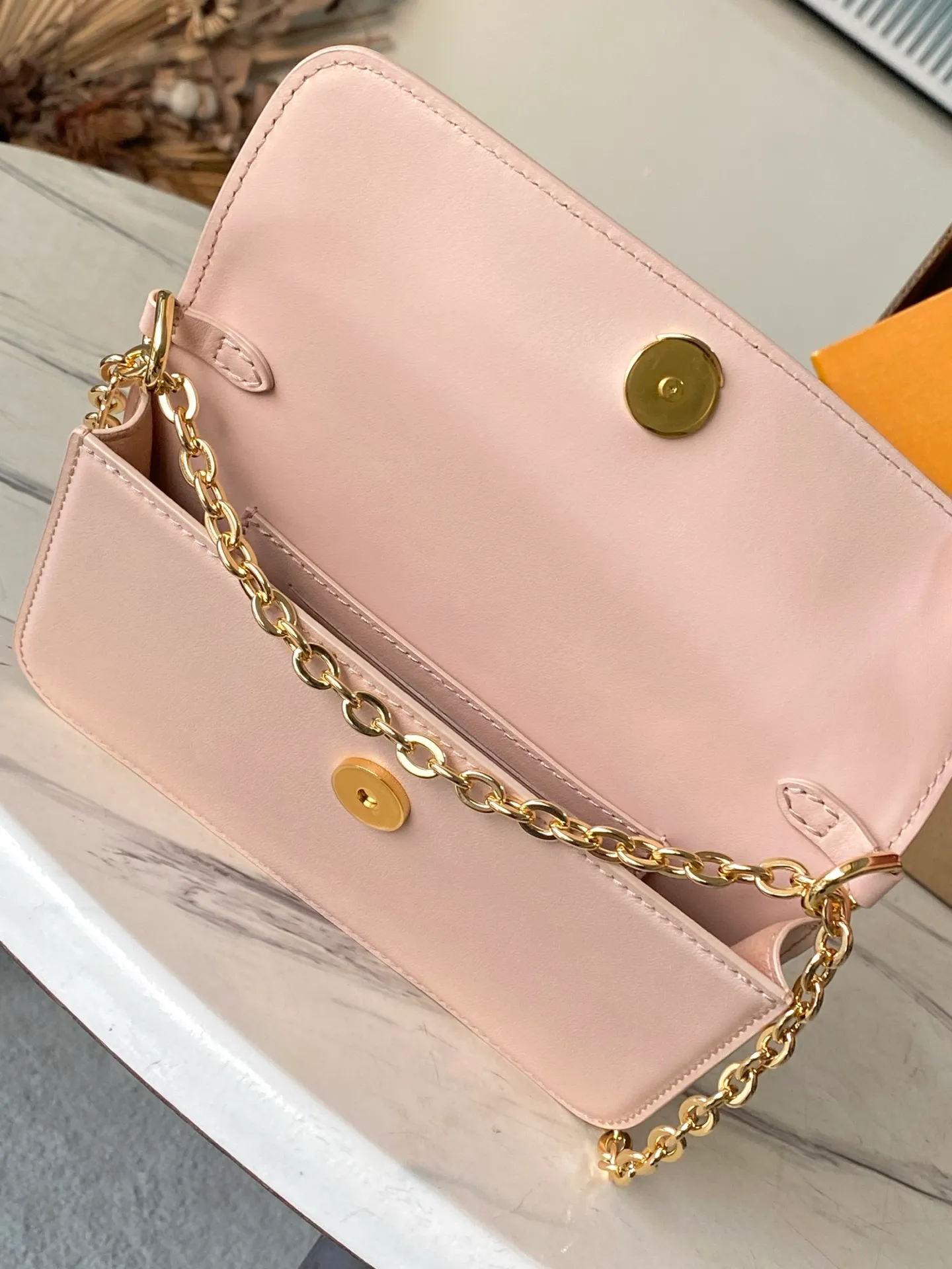 💰820 (top-grain leather) top original order M14581 This Wallet On Chain handbag is from the Louis Vuitton LV Bloom series. It is cut from cow leather in a fashionable and practical configuration. It is decorated with decorations inspired by the brand's classic Monogram pattern. There's plenty of space to store a smartphone, and contrasting metal hardware adds an elegant touch. Dimensions: 20 × 11.5 × 4 cm
