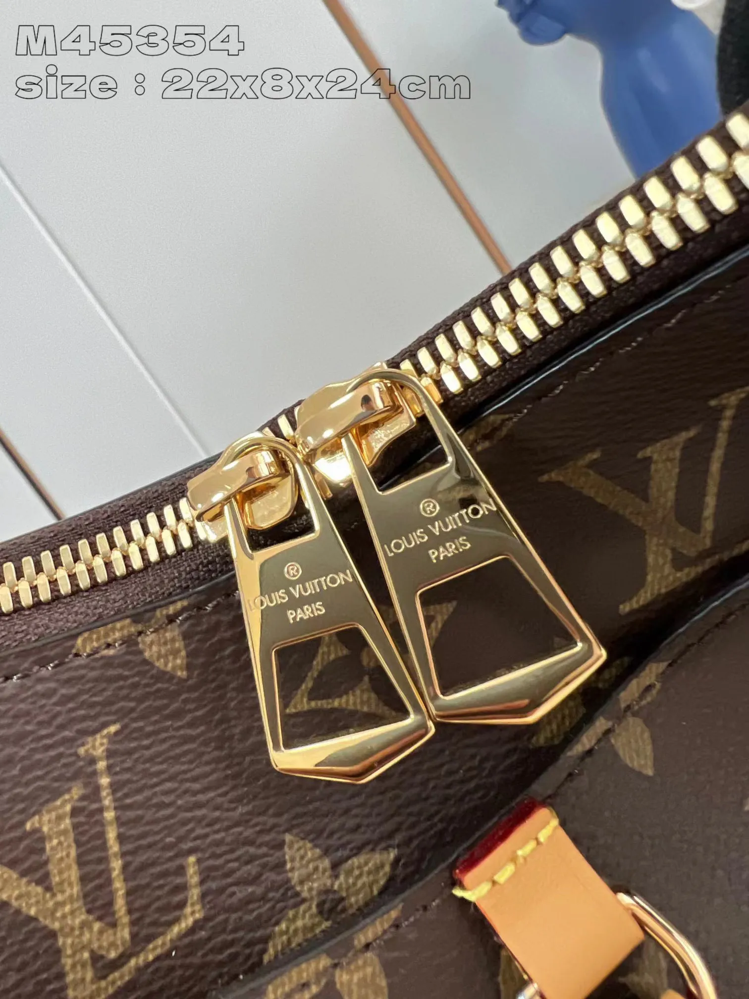 💰800 top original order [Exclusive real shot M45354 yellow] Louis Vuitton launches the new Odeon small handbag in the autumn and winter of 2020, integrating elegant style and practical function. Monogram canvas is complemented by a zipper design to create ample interior space, and the leather nameplate and reinforced leather corners continue the brand heritage. Adjustable leather strap allows for comfortable shoulder or cross-body wear. 22 x 8 x 24 cm (height x width x length)