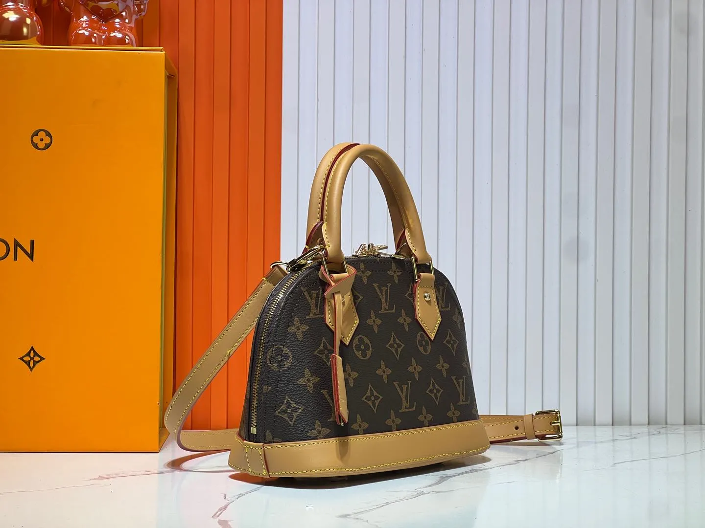 Batch 260💰Upgraded version N41221 Brown M53152 Presbyopia This charming Alma BB handbag is derived from the classic Louis Vuitton bag designed in 1934. Iconic elements give this Monogram canvas bag a classic elegance: padlock and key charm, Toron handle and refined leather key holder. Features a detachable shoulder strap for cross-body wear. Dimensions: 23.5 x 17.5 x 11.5 cm (length x height x width)