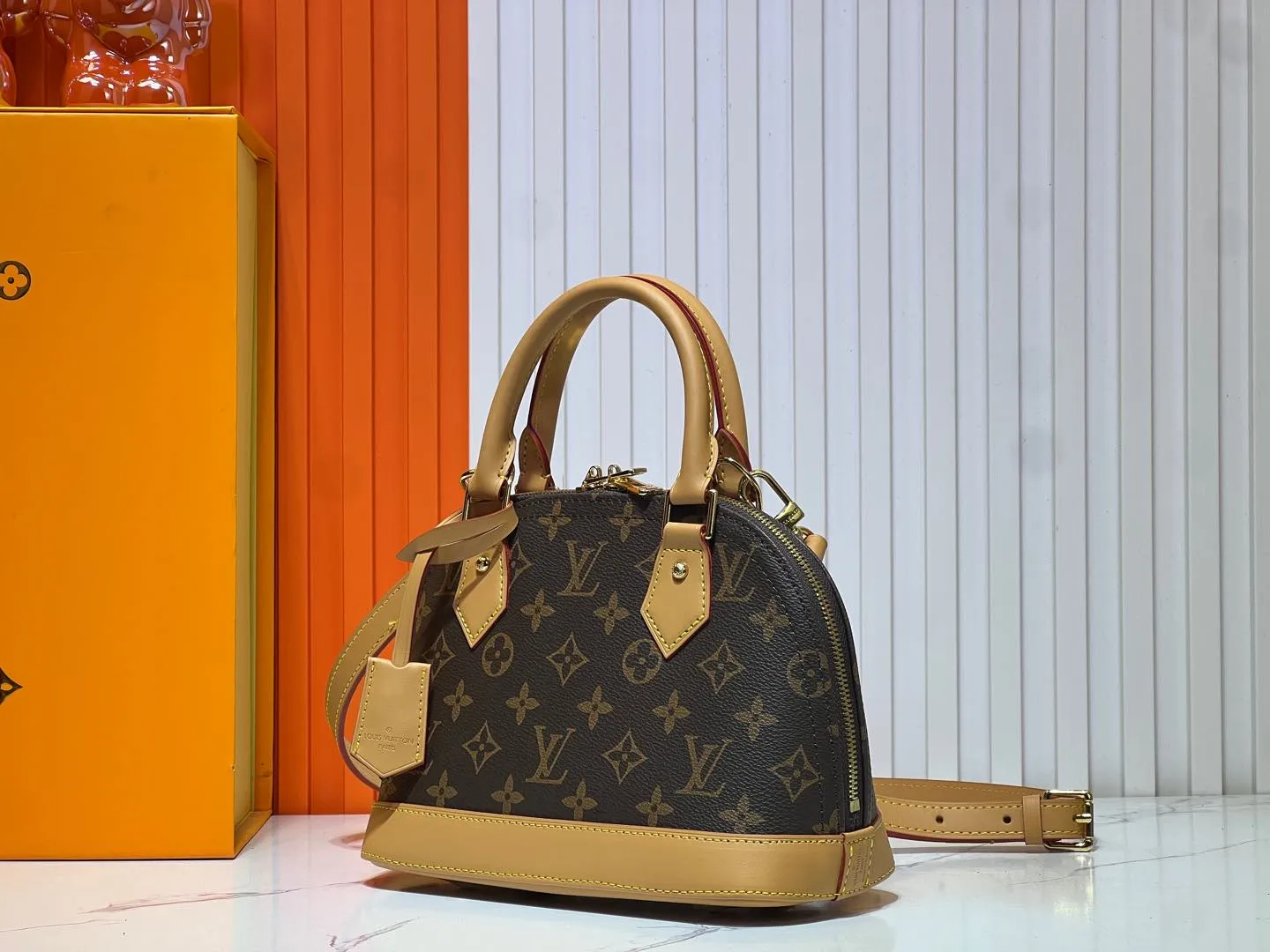 Batch 260💰Upgraded version N41221 Brown M53152 Presbyopia This charming Alma BB handbag is derived from the classic Louis Vuitton bag designed in 1934. Iconic elements give this Monogram canvas bag a classic elegance: padlock and key charm, Toron handle and refined leather key holder. Features a detachable shoulder strap for cross-body wear. Dimensions: 23.5 x 17.5 x 11.5 cm (length x height x width)