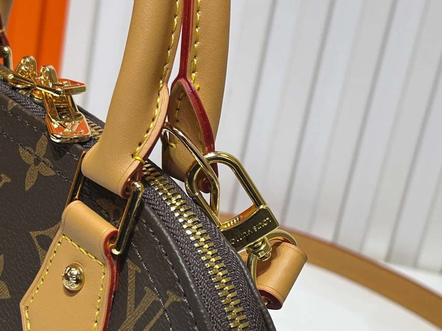 Batch 260💰Upgraded version N41221 Brown M53152 Presbyopia This charming Alma BB handbag is derived from the classic Louis Vuitton bag designed in 1934. Iconic elements give this Monogram canvas bag a classic elegance: padlock and key charm, Toron handle and refined leather key holder. Features a detachable shoulder strap for cross-body wear. Dimensions: 23.5 x 17.5 x 11.5 cm (length x height x width)