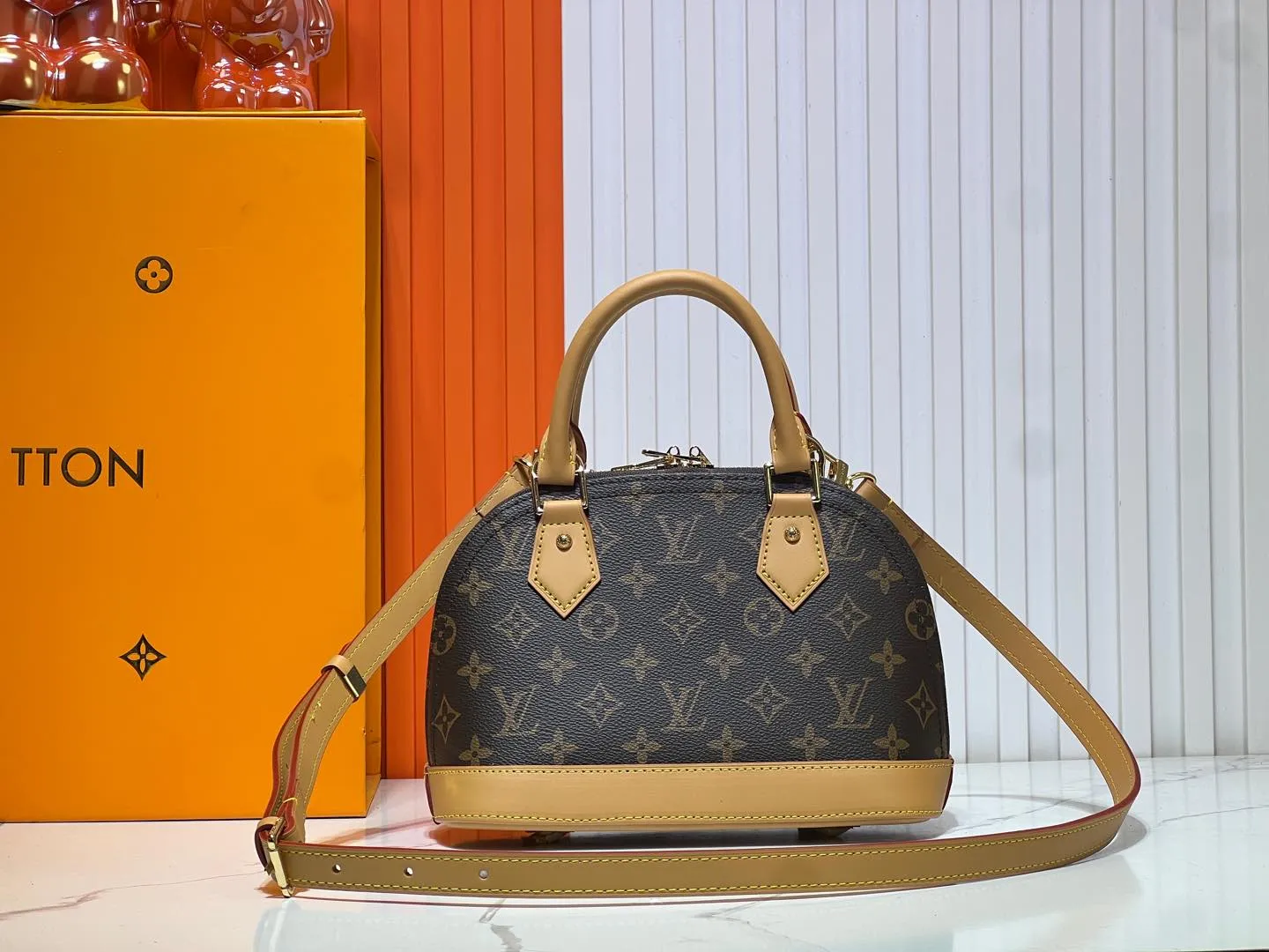Batch 260💰Upgraded version N41221 Brown M53152 Presbyopia This charming Alma BB handbag is derived from the classic Louis Vuitton bag designed in 1934. Iconic elements give this Monogram canvas bag a classic elegance: padlock and key charm, Toron handle and refined leather key holder. Features a detachable shoulder strap for cross-body wear. Dimensions: 23.5 x 17.5 x 11.5 cm (length x height x width)