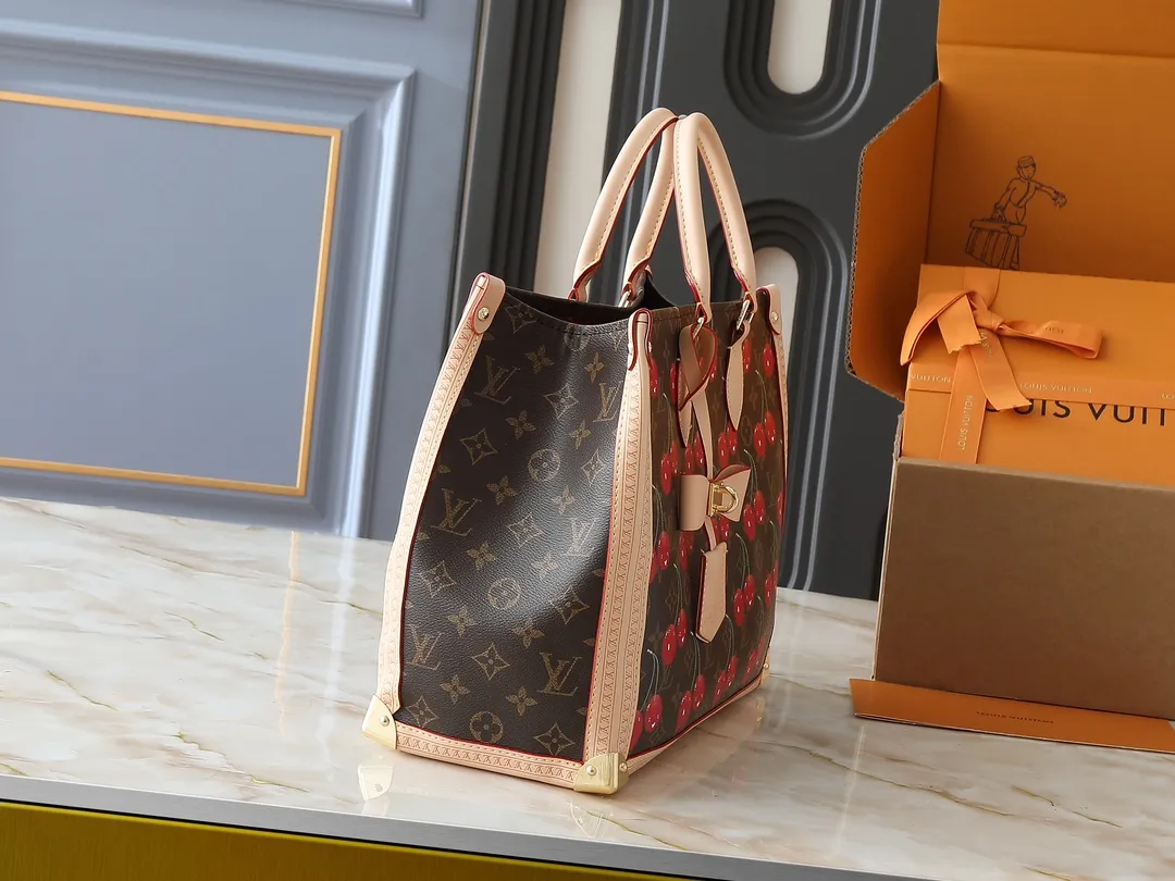 💰320💰The upgraded original M13079 Louis Vuitton x Takashi Murakami reissue series interprets the OnTheGo medium handbag in a smart way. The colorful Monogram canvas body, cowhide leather trim and LV x TM key bag highlight the sophisticated style. The shiny corners recall the design of traditional Louis Vuitton luggage, and the shoulder strap and top handle allow for multiple carrying methods. Dimensions: 35.0 x 27.0 x 14.0 cm (length x height x width)