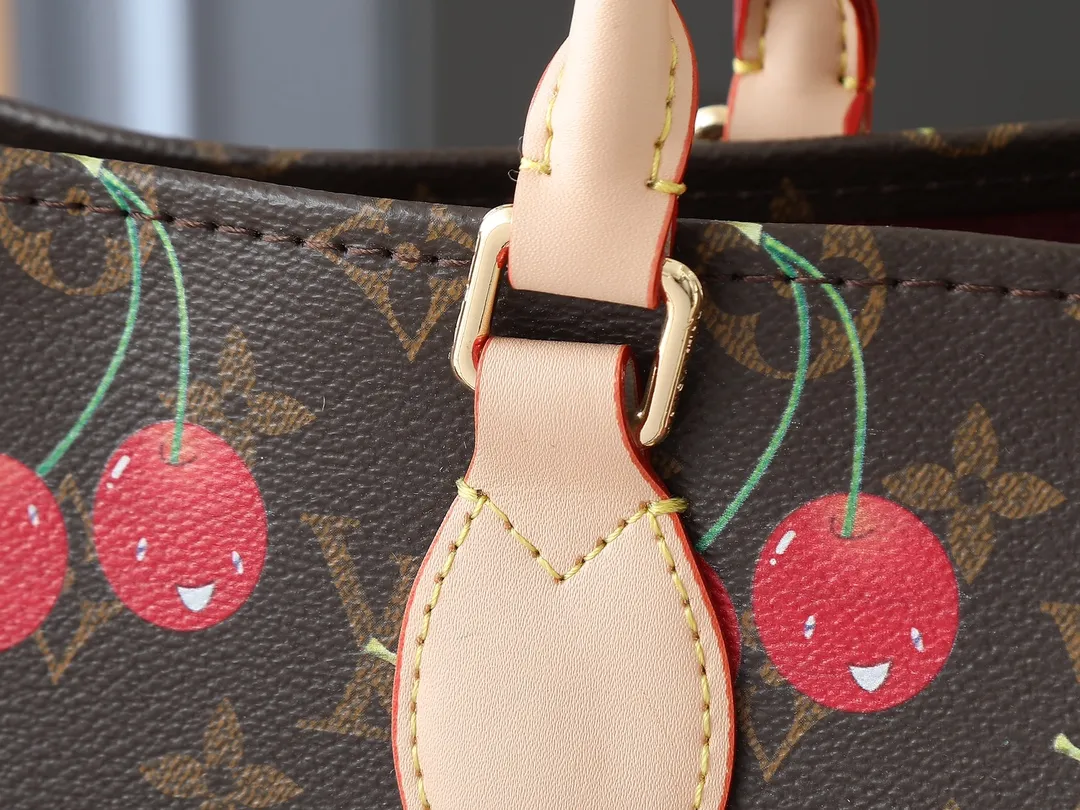 💰320💰The upgraded original M13079 Louis Vuitton x Takashi Murakami reissue series interprets the OnTheGo medium handbag in a smart way. The colorful Monogram canvas body, cowhide leather trim and LV x TM key bag highlight the sophisticated style. The shiny corners recall the design of traditional Louis Vuitton luggage, and the shoulder strap and top handle allow for multiple carrying methods. Dimensions: 35.0 x 27.0 x 14.0 cm (length x height x width)