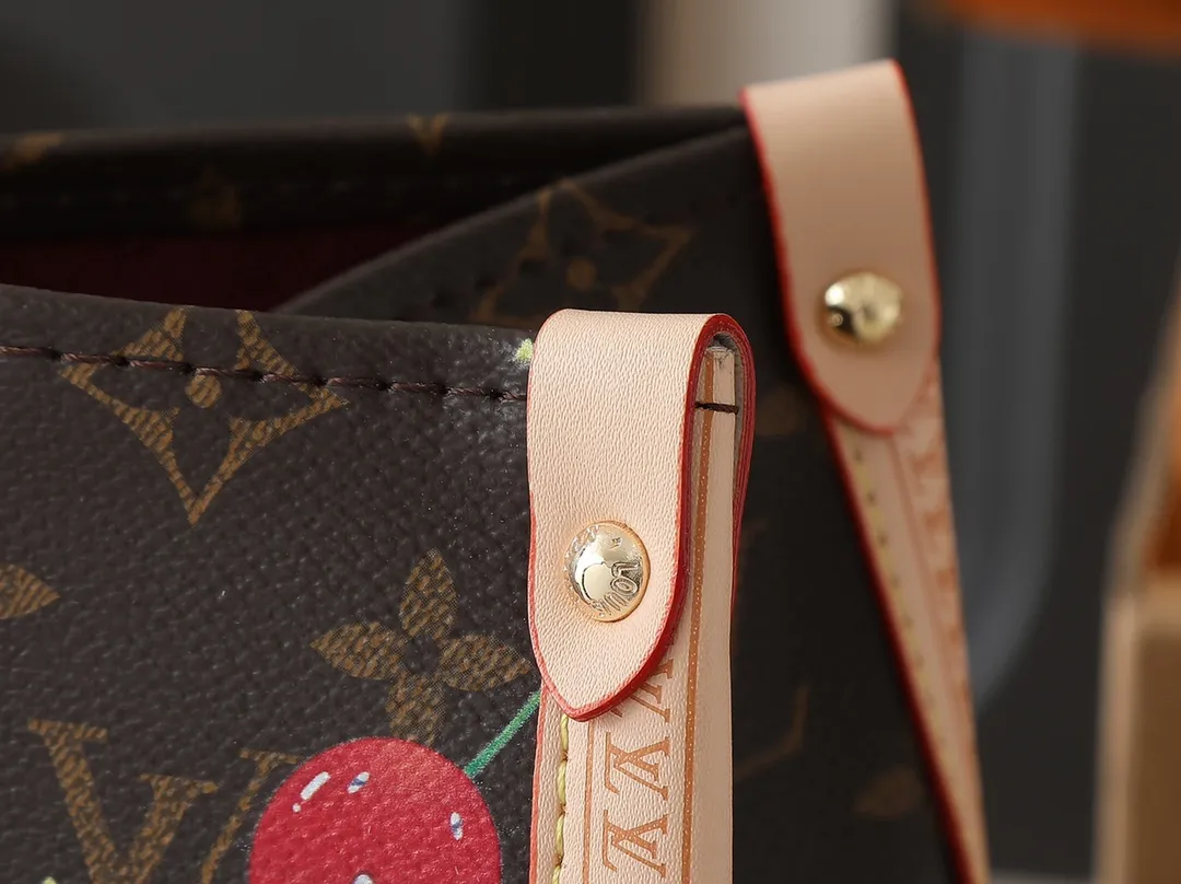 💰320💰The upgraded original M13079 Louis Vuitton x Takashi Murakami reissue series interprets the OnTheGo medium handbag in a smart way. The colorful Monogram canvas body, cowhide leather trim and LV x TM key bag highlight the sophisticated style. The shiny corners recall the design of traditional Louis Vuitton luggage, and the shoulder strap and top handle allow for multiple carrying methods. Dimensions: 35.0 x 27.0 x 14.0 cm (length x height x width)