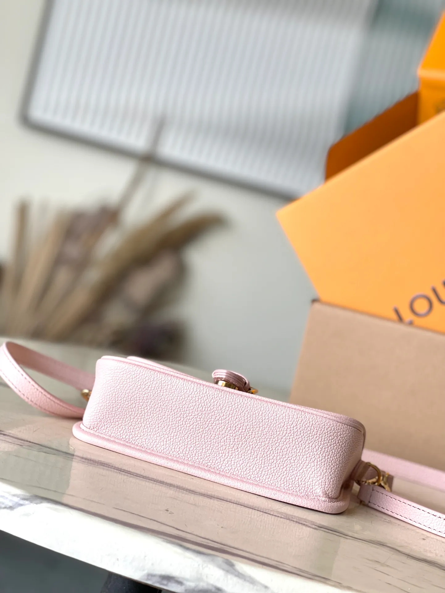 💰760 (top layer leather) top original order M83566 pink. Support counter inspection. Photos taken of duty-free goods are consistent with the product without unpacking. This product is an exclusive duty-free product in the market and is the highest-end product. Inspection is supported. This product has passed strict inspection and is flawless. Please wear gloves when touching the product. This product is not returnable or exchangeable. Please confirm the product first and then remove the label on the handle. This product is temporarily not open to the public, only regular customers, and is in short supply. Dimensions: 19 x 10.5 x 6 cm