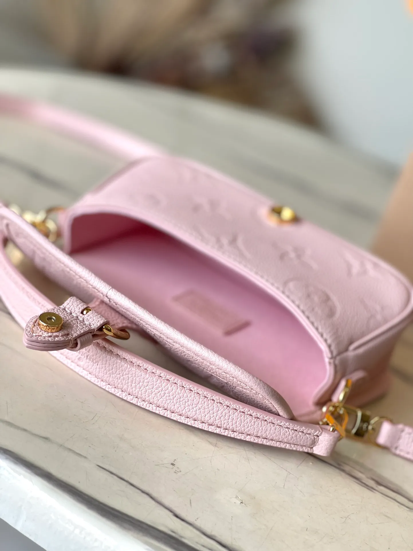 💰760 (top layer leather) top original order M83566 pink. Support counter inspection. Photos taken of duty-free goods are consistent with the product without unpacking. This product is an exclusive duty-free product in the market and is the highest-end product. Inspection is supported. This product has passed strict inspection and is flawless. Please wear gloves when touching the product. This product is not returnable or exchangeable. Please confirm the product first and then remove the label on the handle. This product is temporarily not open to the public, only regular customers, and is in short supply. Dimensions: 19 x 10.5 x 6 cm