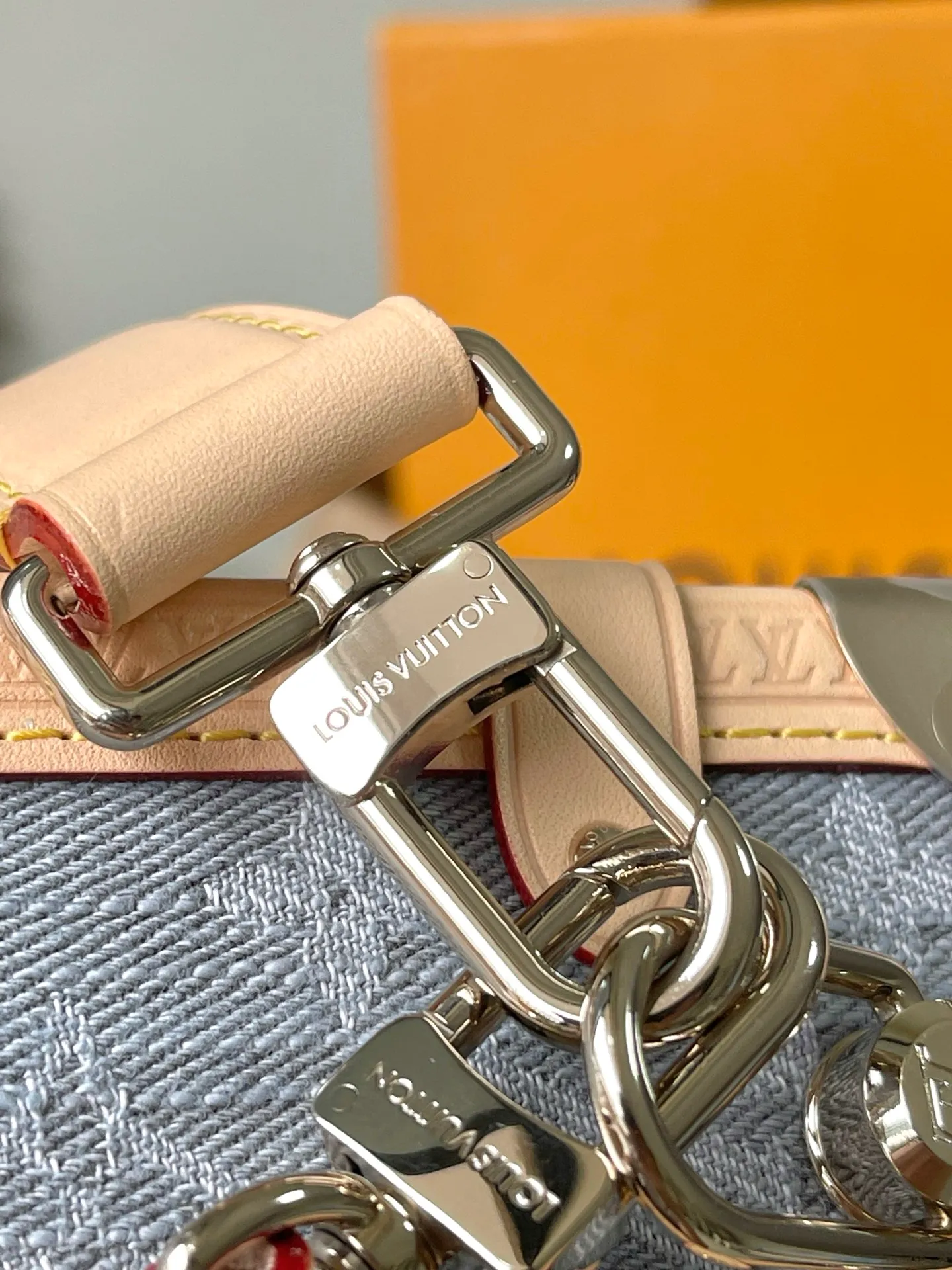 💰1140 (steel hardware) top original order M13285 This SideTrunk medium handbag reinterprets the Monogram Denim pattern born in 2005 with a unique bleached effect, subtly paying tribute to Louis Vuitton's classic luggage design. Yingze metal hardware, hard-case-style corners and S-lock locks highlight the smooth structure, and the leather trim injects visual contrast. There is ample space to easily store daily needs. Dimensions: 23.5 × 16 × 8.5 cm