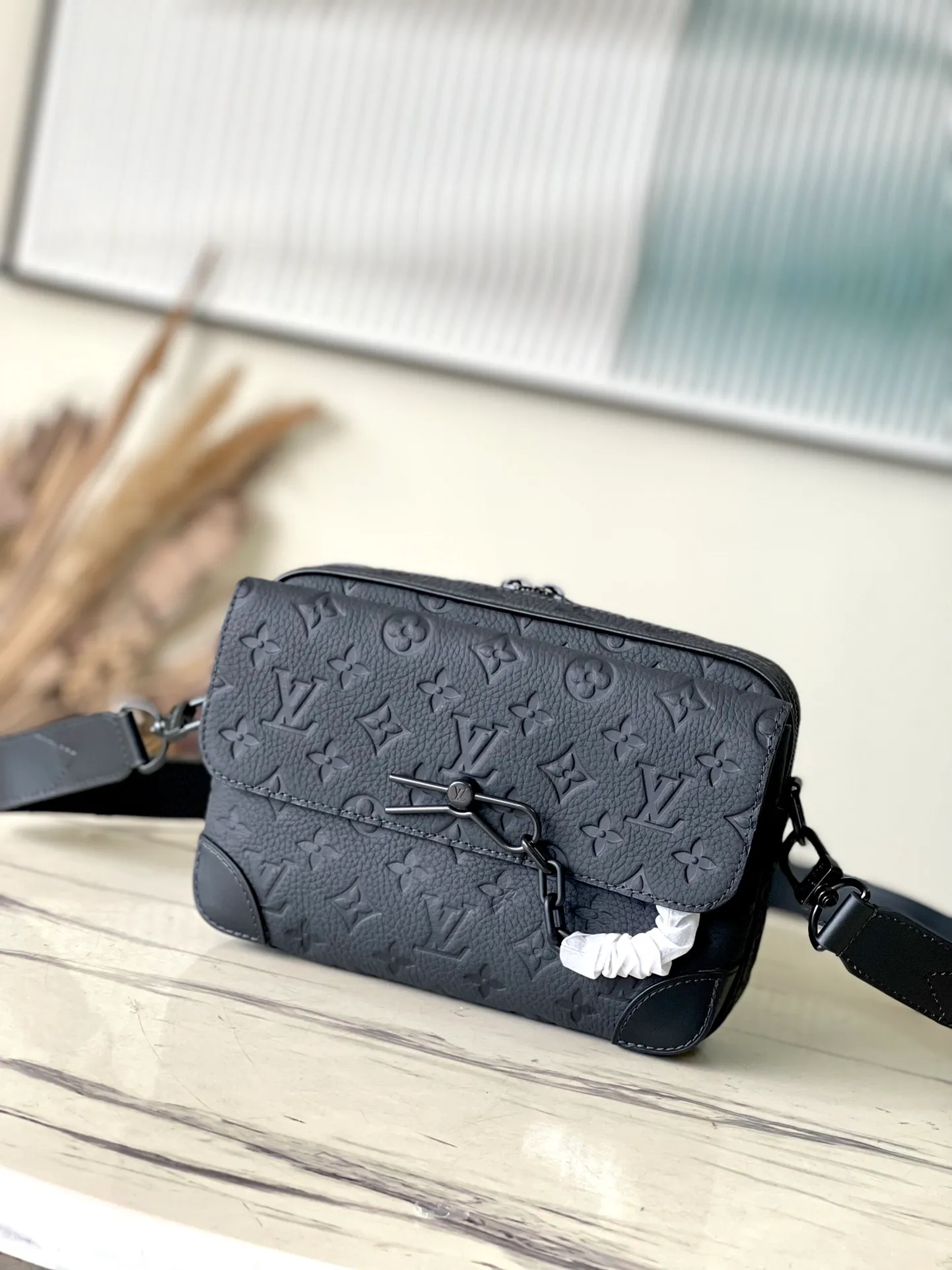 💰1020 (top-grain leather) top-quality original M23742 full leather. This Steamer messenger bag is made of Monogram embossed Taurillon leather, with reinforced corners and chain and pin elements to recall the design of the Steamer handbag. It features roomy compartments, a front pocket with a magnetic flap, and an adjustable shoulder strap for easy carrying. Dimensions: 24 × 17 × 5 cm