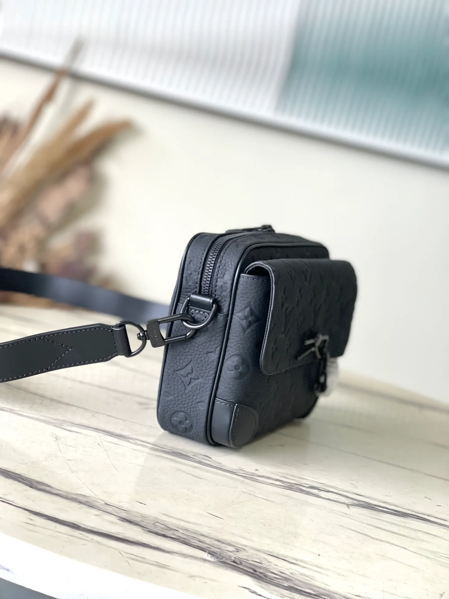 💰1020 (top-grain leather) top-quality original M23742 full leather. This Steamer messenger bag is made of Monogram embossed Taurillon leather, with reinforced corners and chain and pin elements to recall the design of the Steamer handbag. It features roomy compartments, a front pocket with a magnetic flap, and an adjustable shoulder strap for easy carrying. Dimensions: 24 × 17 × 5 cm