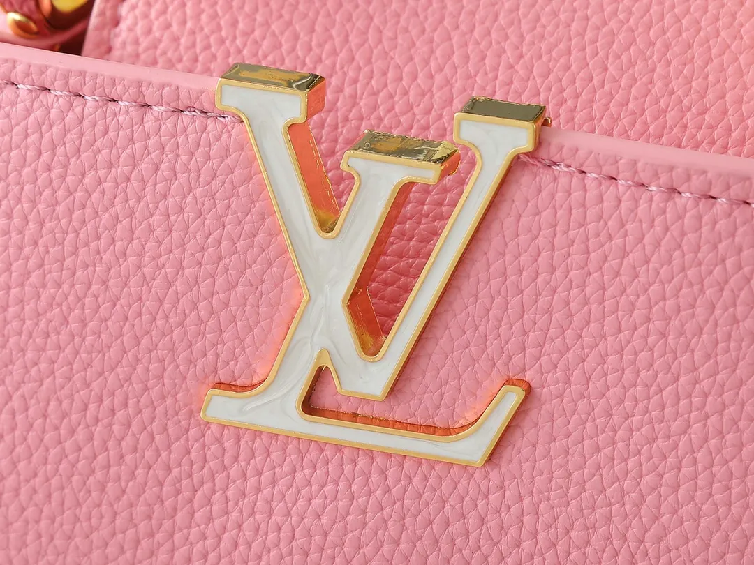 💰Large 210, small 400💰Guangzhou goods Upgraded original M23943 M23944 M23945 M24698 M24989 This Capucines mini handbag incorporates exquisite Monogram flowers on the handle, presenting the three-dimensional look of the LV logo with delicate brushstrokes, injecting dazzling luster into the soft design. Full-grain Taurillon leather is designed to fit a smartphone, short wallet and other small essentials. Dimensions: Small 21.0 x 14.0 x 8.0 cm (L x H x W) Large 27x 17.5 x 9.0 cm (L x H x W)