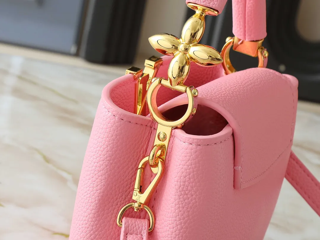 💰Large 210, small 400💰Guangzhou goods Upgraded original M23943 M23944 M23945 M24698 M24989 This Capucines mini handbag incorporates exquisite Monogram flowers on the handle, presenting the three-dimensional look of the LV logo with delicate brushstrokes, injecting dazzling luster into the soft design. Full-grain Taurillon leather is designed to fit a smartphone, short wallet and other small essentials. Dimensions: Small 21.0 x 14.0 x 8.0 cm (L x H x W) Large 27x 17.5 x 9.0 cm (L x H x W)