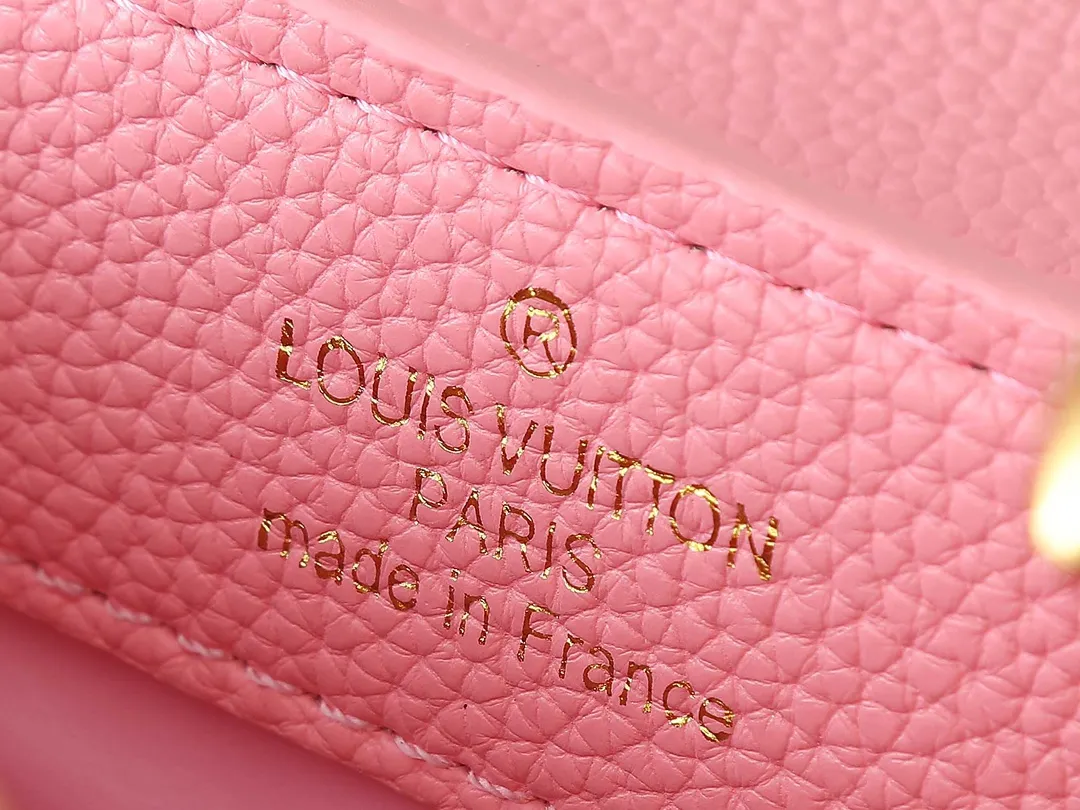💰Large 210, small 400💰Guangzhou goods Upgraded original M23943 M23944 M23945 M24698 M24989 This Capucines mini handbag incorporates exquisite Monogram flowers on the handle, presenting the three-dimensional look of the LV logo with delicate brushstrokes, injecting dazzling luster into the soft design. Full-grain Taurillon leather is designed to fit a smartphone, short wallet and other small essentials. Dimensions: Small 21.0 x 14.0 x 8.0 cm (L x H x W) Large 27x 17.5 x 9.0 cm (L x H x W)