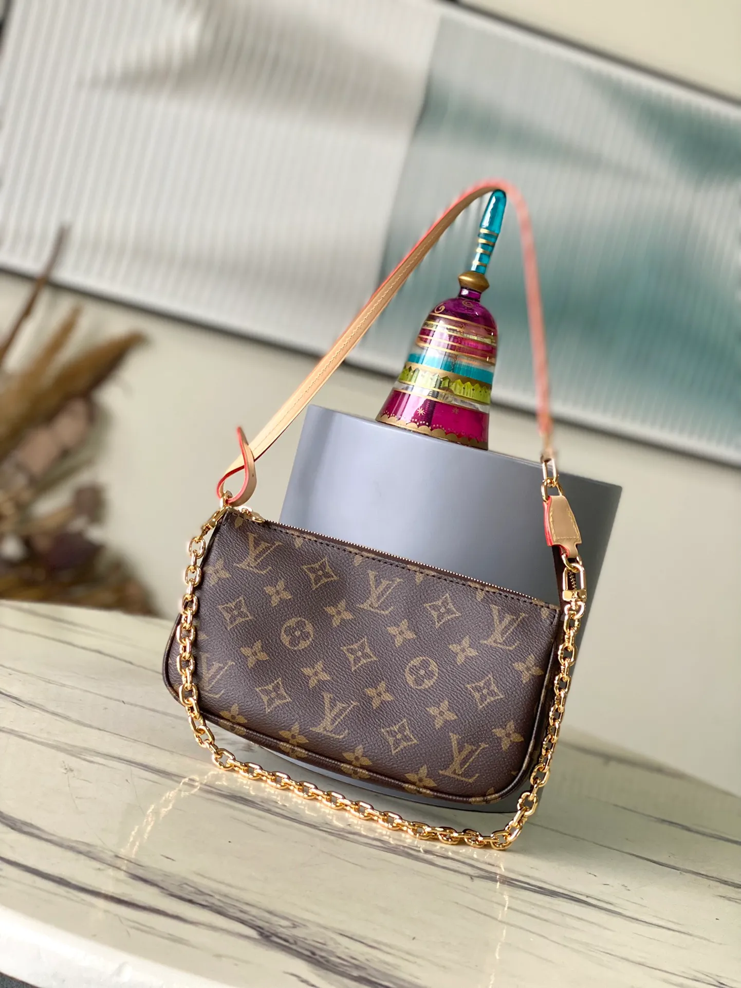 💰520 (steel chain) top original order M82766 This Pochette Accessoires handbag is made of Monogram canvas to interpret the classic design. It opens with a zipper and has ample space. It has zipper pockets, patch pockets and card compartments, which can safely store daily needs. The leather shoulder strap and chain are both detachable, enabling a variety of carrying methods. Dimensions: 23.5x 13.5x 4 cm (length x height x width)