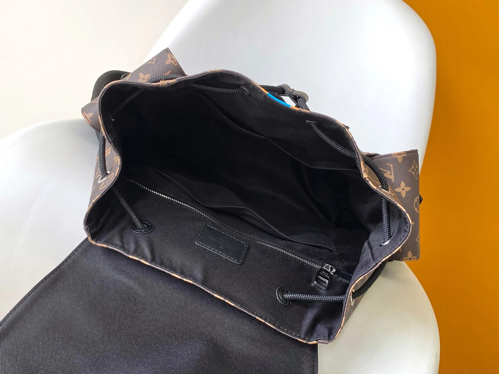 💰1340 Top original single 163c01 chip] P3908 presbyopic silk screen M14676 blue N00163 top original single N40769 M43735 presbyopic N41379 black grid M45419 black and gray multifunctional Christopher small backpack uses Monogram canvas to interpret the rugged and simple spirit of a hiking bag. Its unique style is suitable for both work and entertainment, highlighting a high-quality lifestyle. 41 x 47 x 13 cm (length x height x width)