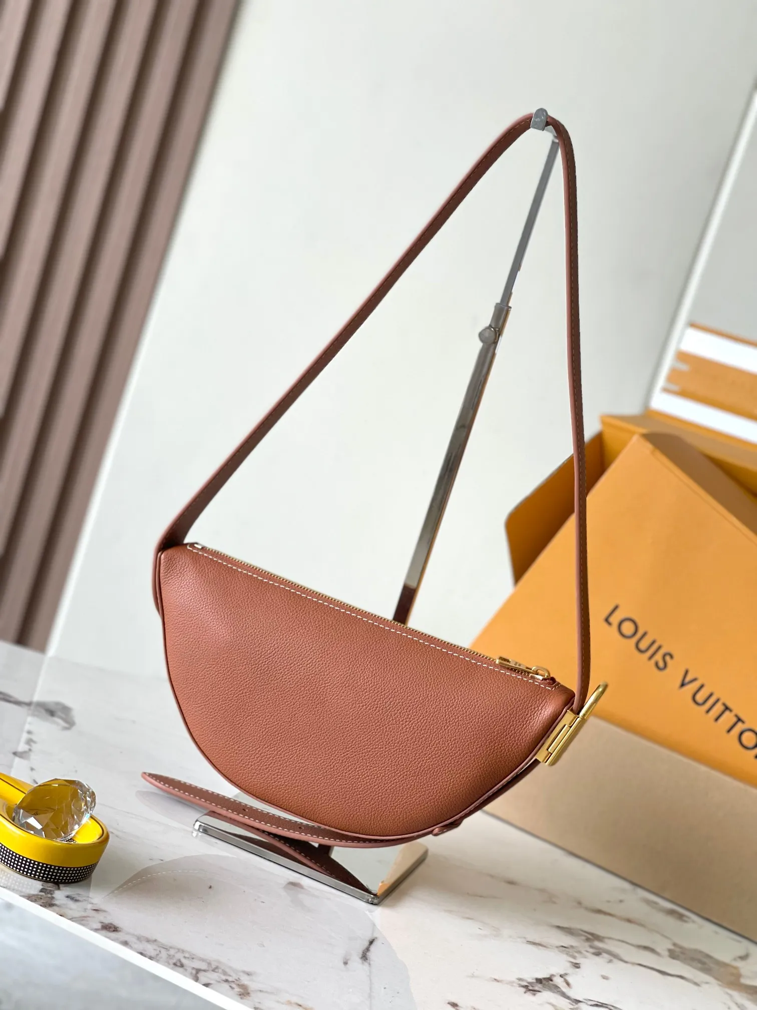 p2200 [Special grade MB chip version original leather] Low Key bumbag uses soft cow leather to outline simple and elegant lines, and is paired with suede lining to release a trendy atmosphere, fully demonstrating the brand's exquisite craftsmanship. Model: M83546 dynamic chip version Material: A-grade all-steel hardware, imported original fabric Packaging: full set of original factory duty-free MB packaging Size: 28*13*5.5CM