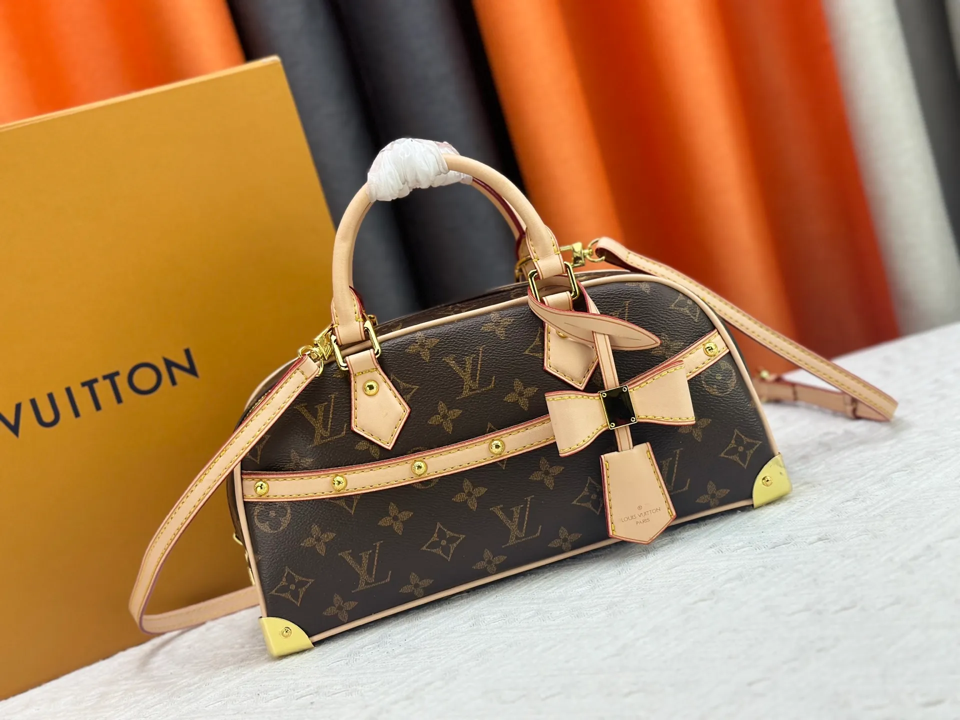 P280 Upgraded Original M13084 This Handbag East West handbag is from the Louis Vuitton x Takashi Murakami reissue series, using the artist's signature rainbow tones to trace the full-length Monogram pattern. Sleek horizontal construction lines the top handle, studded side straps, detachable and adjustable shoulder strap and LV x TM key holder, with cowhide leather details and sophisticated corners that nod to the brand's traditional luggage. Dimensions: 27.0 x 14.0 x 10.0 cm (length x height x width)