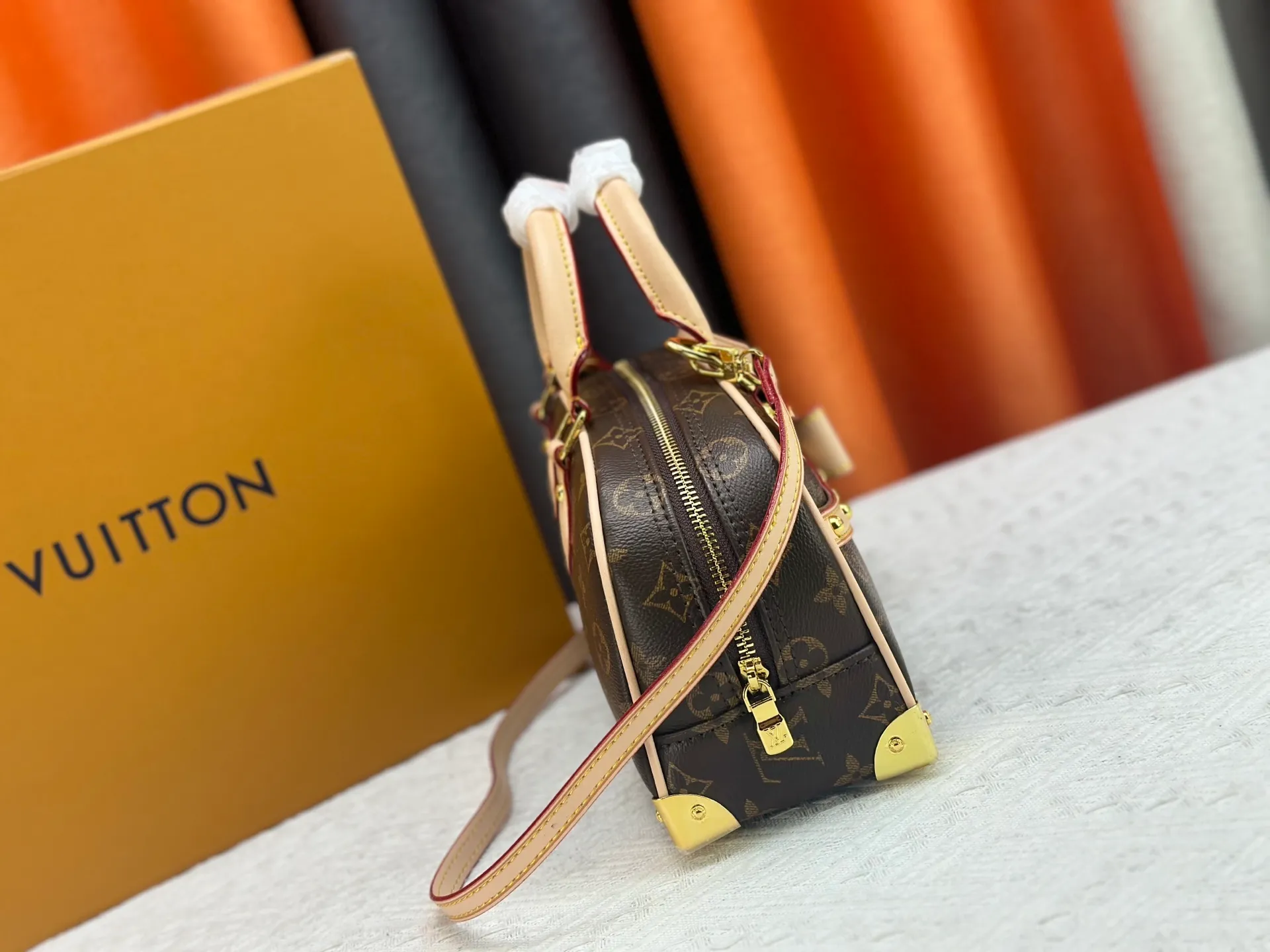 P280 Upgraded Original M13084 This Handbag East West handbag is from the Louis Vuitton x Takashi Murakami reissue series, using the artist's signature rainbow tones to trace the full-length Monogram pattern. Sleek horizontal construction lines the top handle, studded side straps, detachable and adjustable shoulder strap and LV x TM key holder, with cowhide leather details and sophisticated corners that nod to the brand's traditional luggage. Dimensions: 27.0 x 14.0 x 10.0 cm (length x height x width)