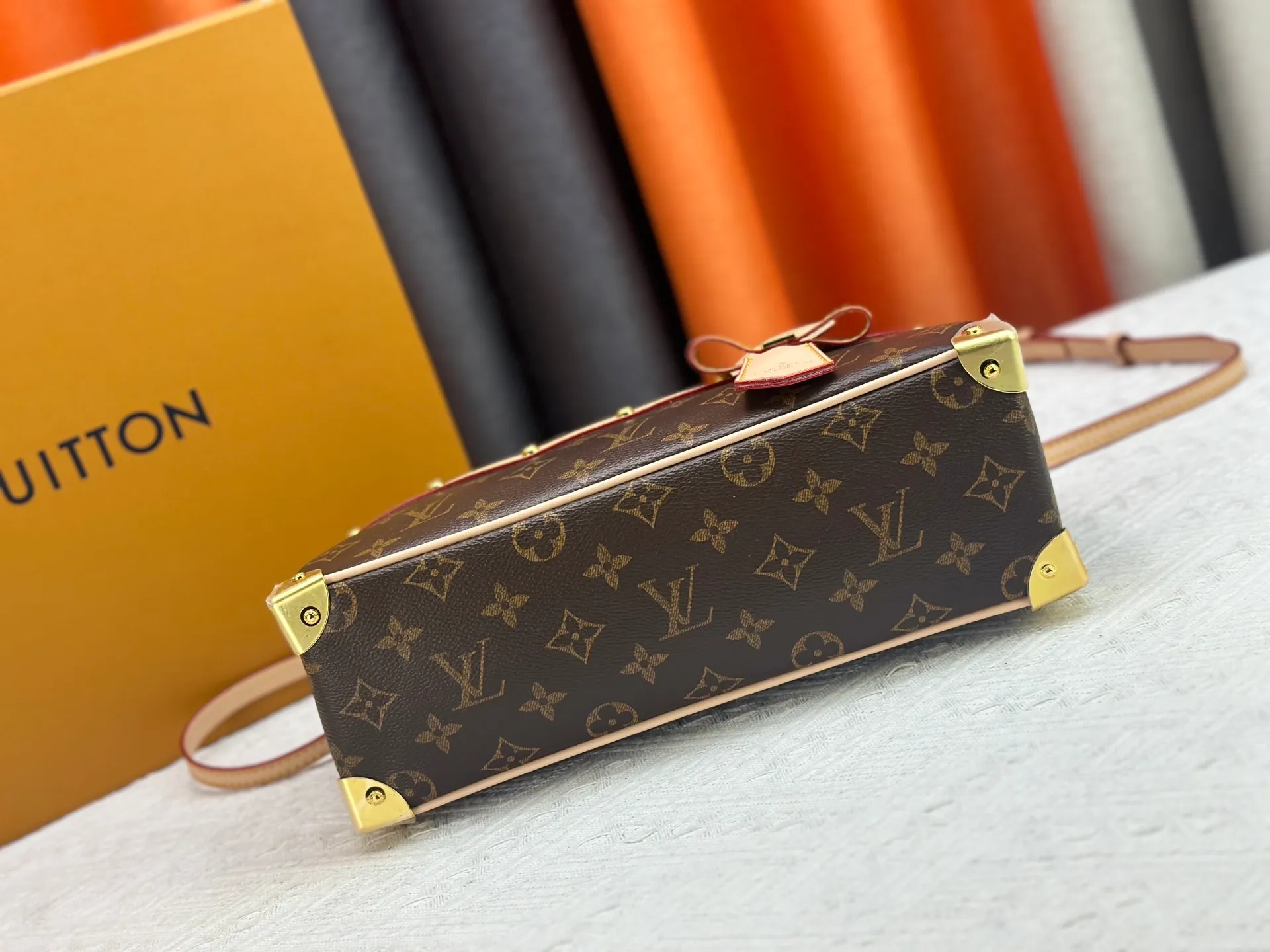 P280 Upgraded Original M13084 This Handbag East West handbag is from the Louis Vuitton x Takashi Murakami reissue series, using the artist's signature rainbow tones to trace the full-length Monogram pattern. Sleek horizontal construction lines the top handle, studded side straps, detachable and adjustable shoulder strap and LV x TM key holder, with cowhide leather details and sophisticated corners that nod to the brand's traditional luggage. Dimensions: 27.0 x 14.0 x 10.0 cm (length x height x width)