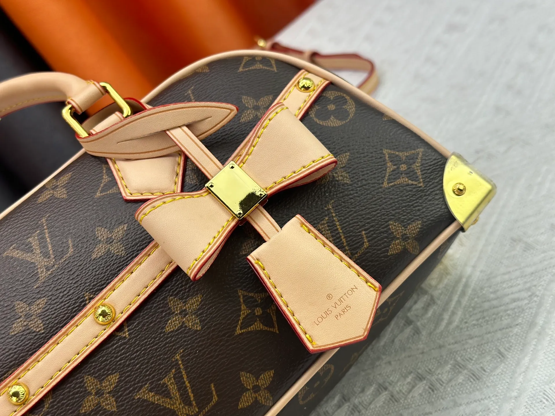 P280 Upgraded Original M13084 This Handbag East West handbag is from the Louis Vuitton x Takashi Murakami reissue series, using the artist's signature rainbow tones to trace the full-length Monogram pattern. Sleek horizontal construction lines the top handle, studded side straps, detachable and adjustable shoulder strap and LV x TM key holder, with cowhide leather details and sophisticated corners that nod to the brand's traditional luggage. Dimensions: 27.0 x 14.0 x 10.0 cm (length x height x width)