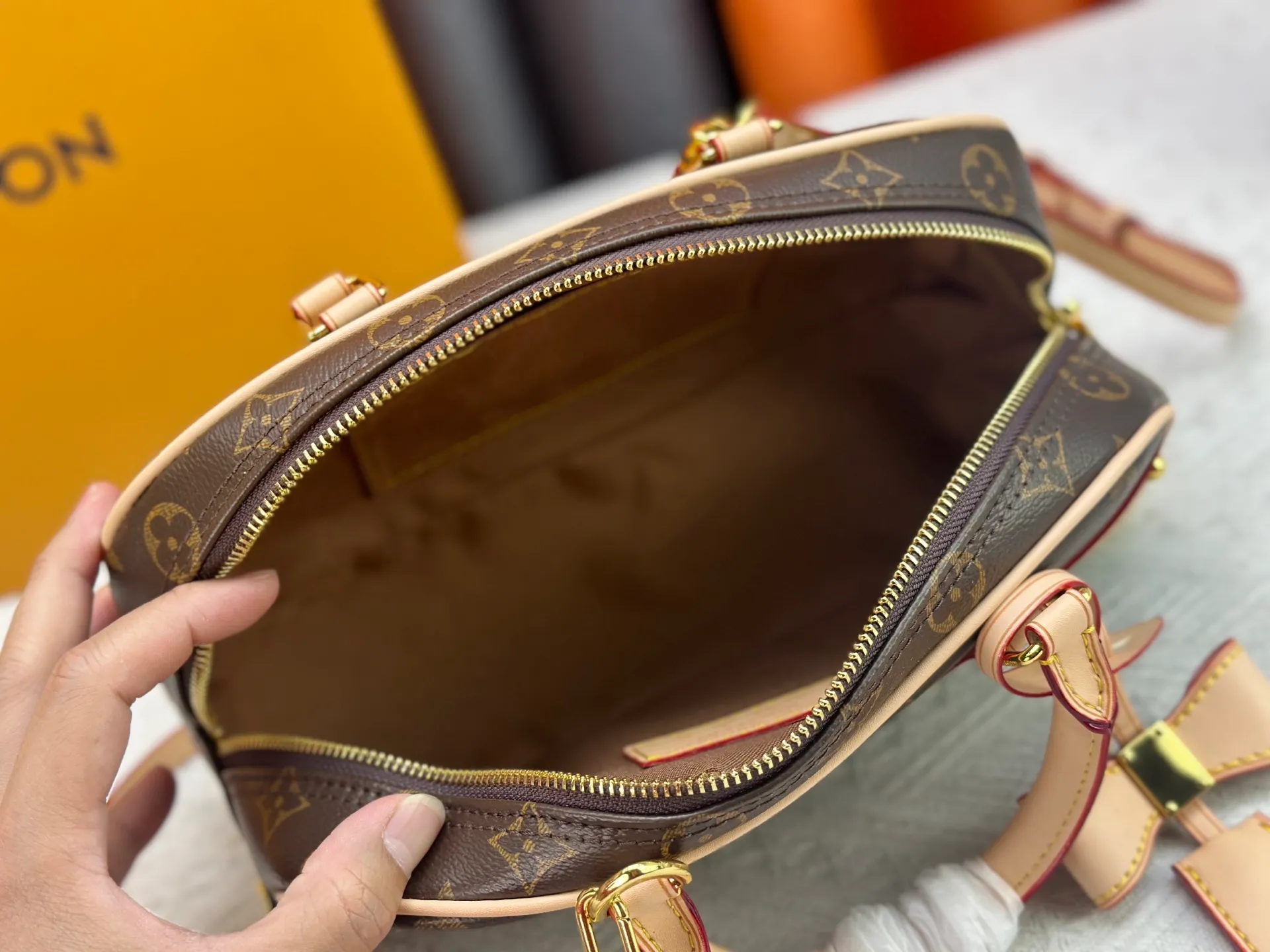 P280 Upgraded Original M13084 This Handbag East West handbag is from the Louis Vuitton x Takashi Murakami reissue series, using the artist's signature rainbow tones to trace the full-length Monogram pattern. Sleek horizontal construction lines the top handle, studded side straps, detachable and adjustable shoulder strap and LV x TM key holder, with cowhide leather details and sophisticated corners that nod to the brand's traditional luggage. Dimensions: 27.0 x 14.0 x 10.0 cm (length x height x width)