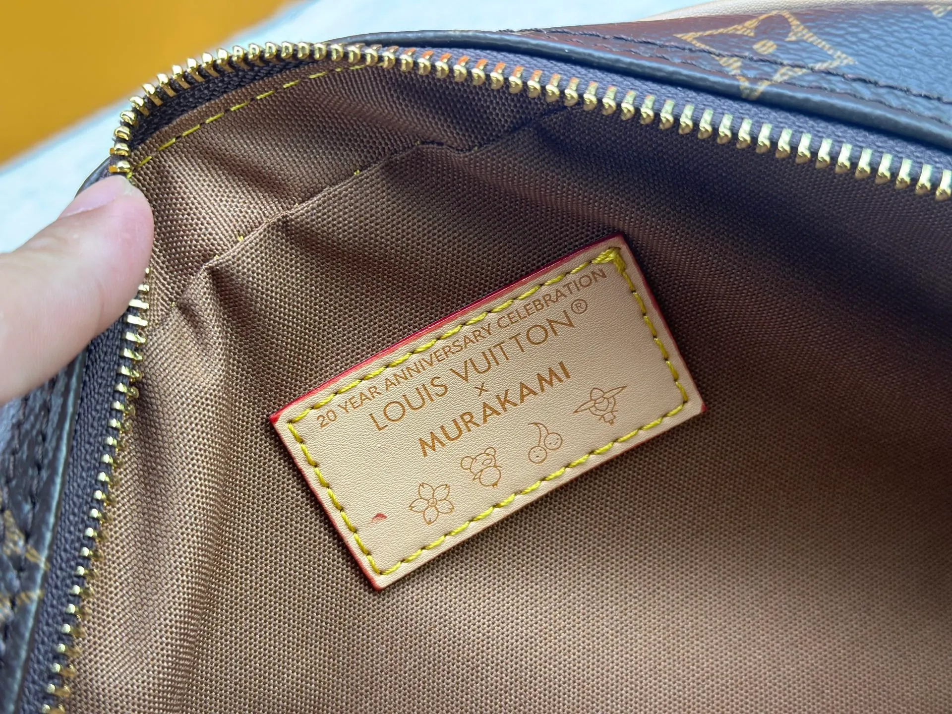 P280 Upgraded Original M13084 This Handbag East West handbag is from the Louis Vuitton x Takashi Murakami reissue series, using the artist's signature rainbow tones to trace the full-length Monogram pattern. Sleek horizontal construction lines the top handle, studded side straps, detachable and adjustable shoulder strap and LV x TM key holder, with cowhide leather details and sophisticated corners that nod to the brand's traditional luggage. Dimensions: 27.0 x 14.0 x 10.0 cm (length x height x width)