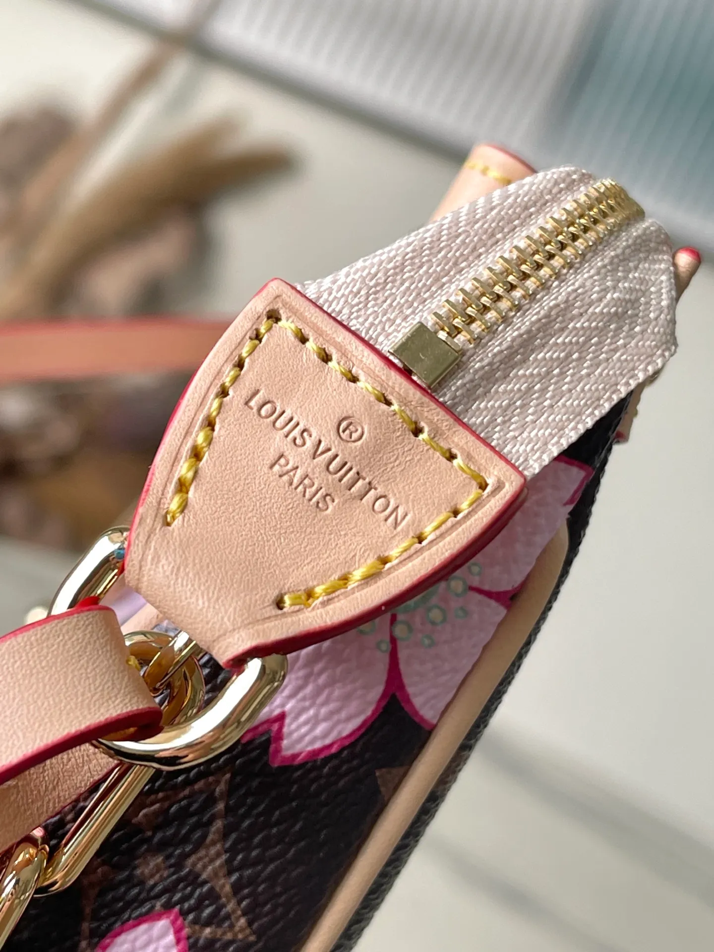💰980 Top Original Order M13666 This Pochette Accessoires handbag is made of classic Monogram canvas with the bright Cherry Blossom pattern written by Takashi Murakami, which expresses the distinctive elements of the Louis Vuitton×Takashi Murakami replica series in a playful style. A leather bow and LV-engraved padlock accentuate the upper edge, while dazzling studs and a detachable chain add a touch of uninhibited style. Dimensions: 22 × 13 × 4 cm