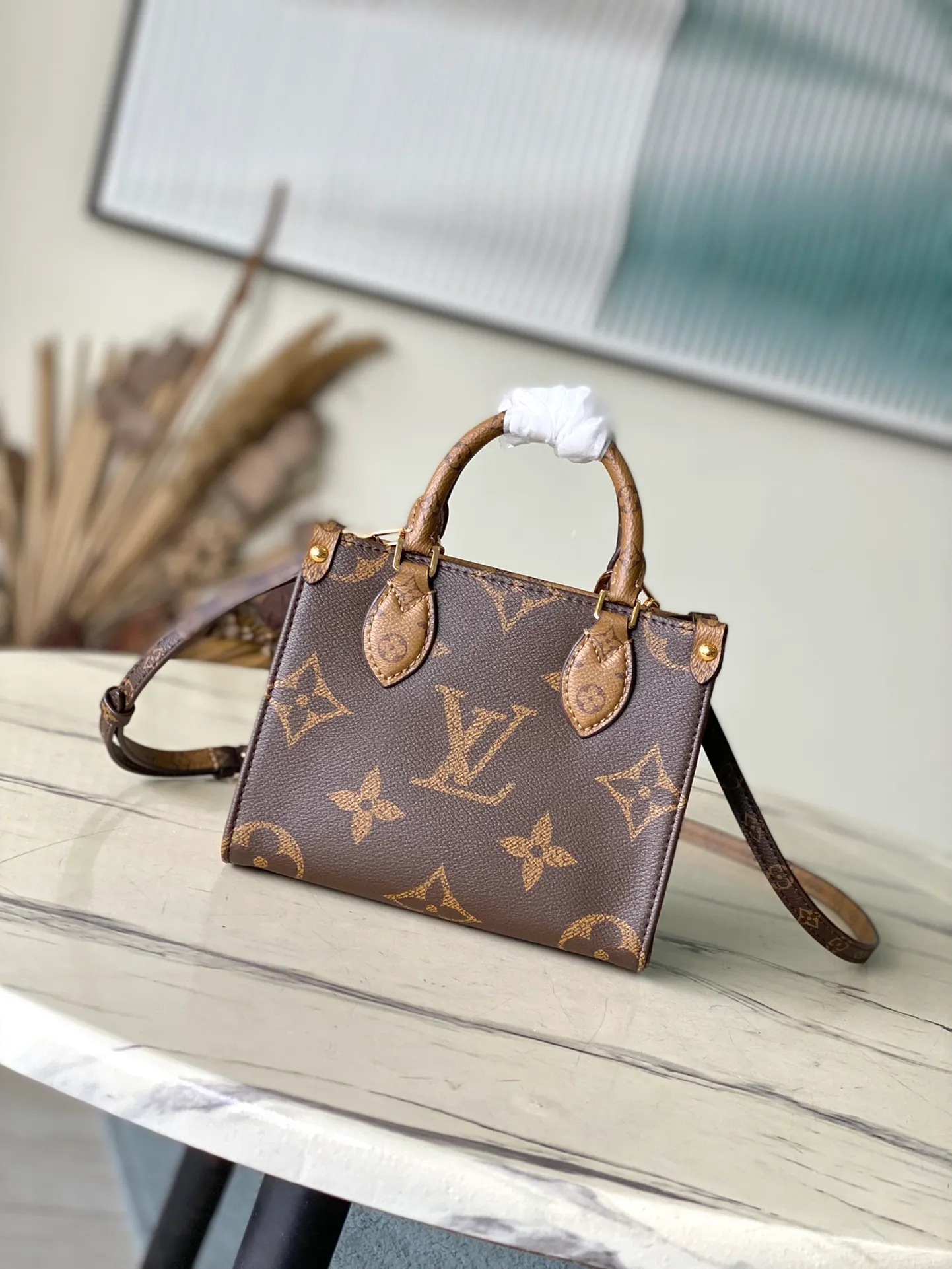 💰840 Top Original Order M46839 This OnTheGo tote bag is made of Monogram cloth to condense the original design, and the leather handle and handle fixings are integrated into Monogram Reverse canvas. There's plenty of space to store your phone, and the detachable and adjustable shoulder strap adds carrying options. Dimensions: 18 × 15 × 8.5 cm