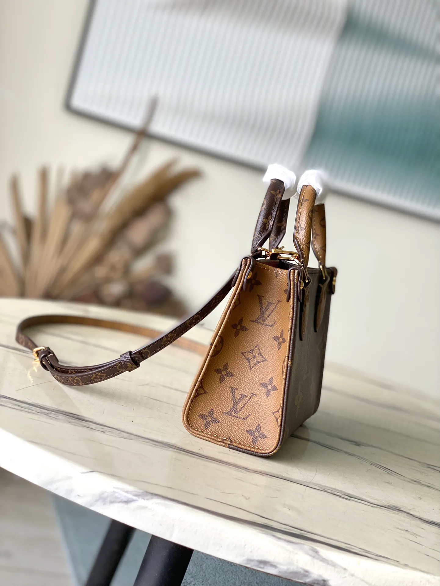 💰840 Top Original Order M46839 This OnTheGo tote bag is made of Monogram cloth to condense the original design, and the leather handle and handle fixings are integrated into Monogram Reverse canvas. There's plenty of space to store your phone, and the detachable and adjustable shoulder strap adds carrying options. Dimensions: 18 × 15 × 8.5 cm