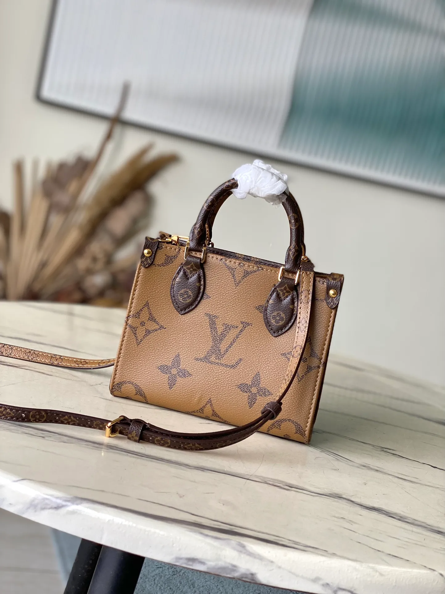 💰840 Top Original Order M46839 This OnTheGo tote bag is made of Monogram cloth to condense the original design, and the leather handle and handle fixings are integrated into Monogram Reverse canvas. There's plenty of space to store your phone, and the detachable and adjustable shoulder strap adds carrying options. Dimensions: 18 × 15 × 8.5 cm