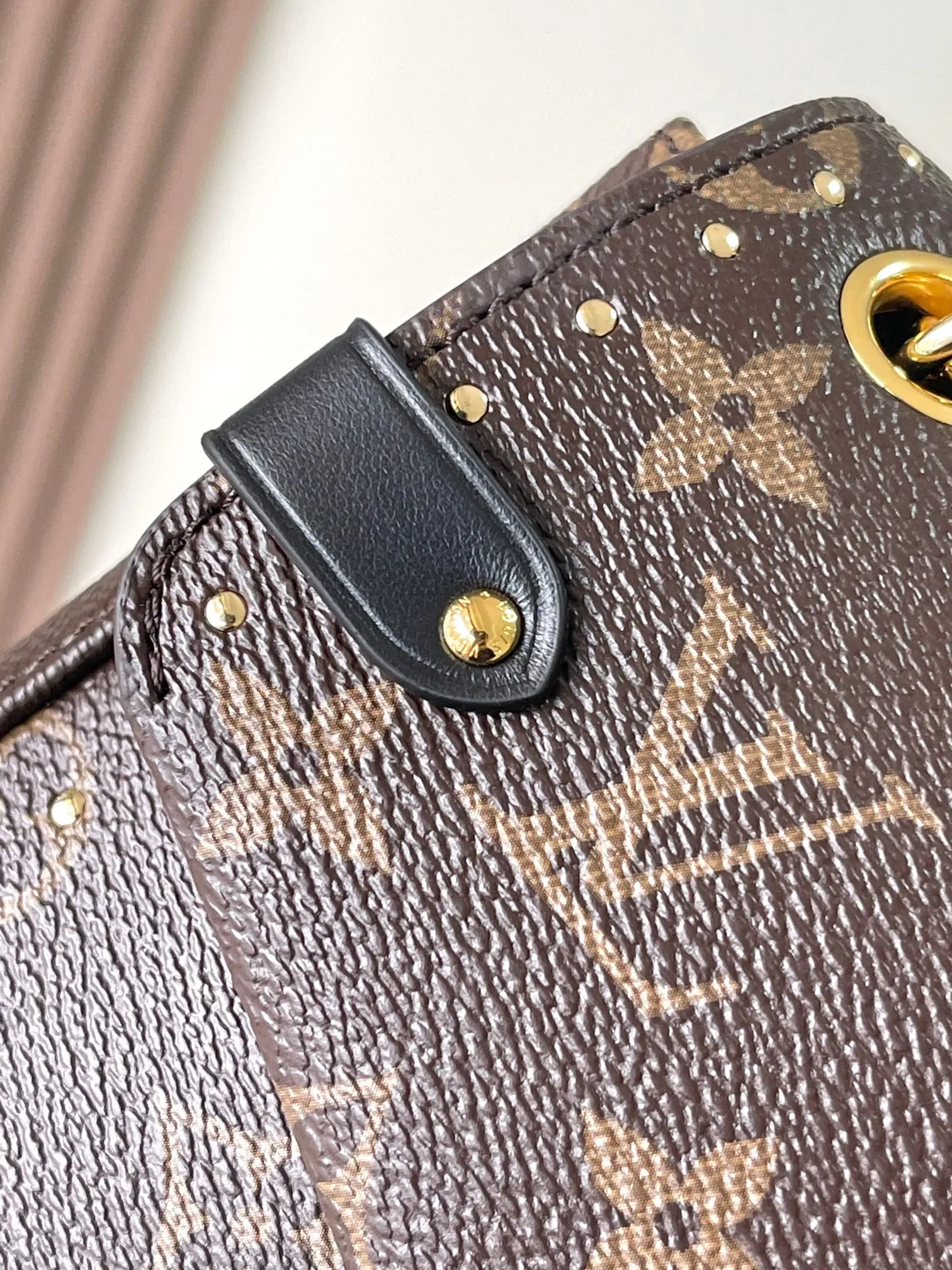 p1540 [Special grade MB original leather] This Trunkie handbag Model: M14526 Presbyopia 163C chip version Material: Grade A all-steel hardware, imported original fabric Packing: Full set of original duty-free MB packaging Dimensions: 16 x 8 x 27 cm