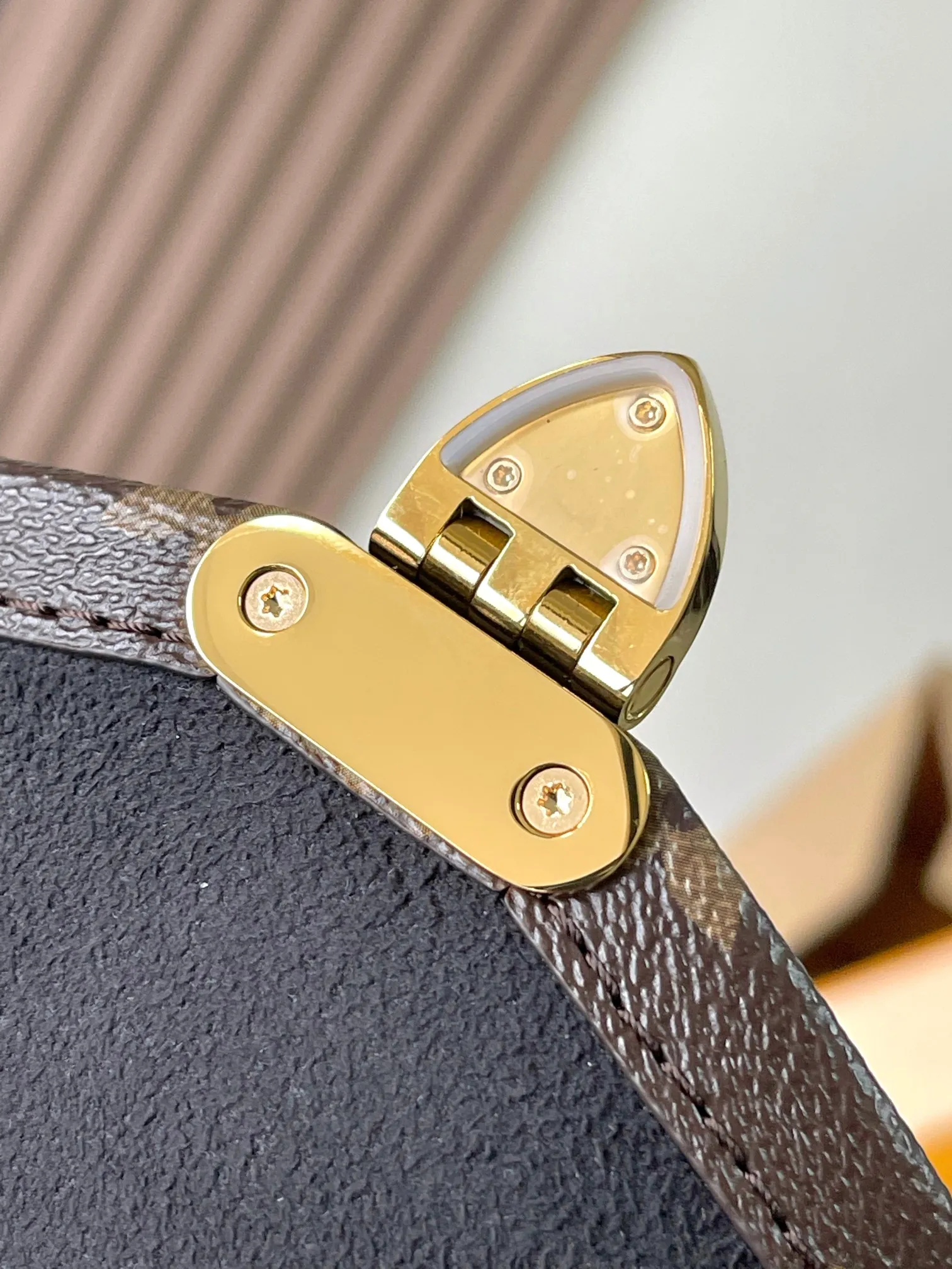 p1540 [Special grade MB original leather] This Trunkie handbag Model: M14526 Presbyopia 163C chip version Material: Grade A all-steel hardware, imported original fabric Packing: Full set of original duty-free MB packaging Dimensions: 16 x 8 x 27 cm