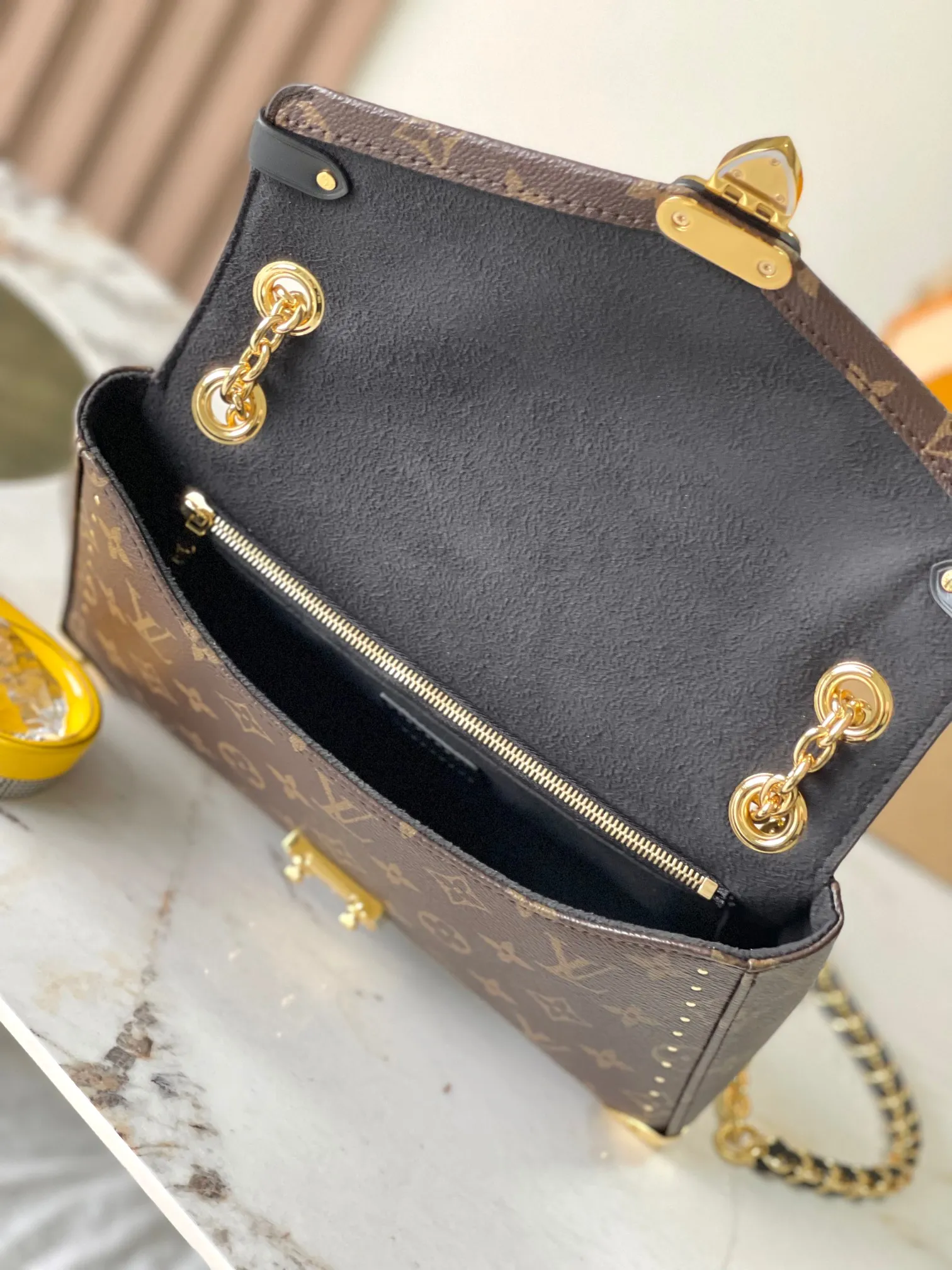 p1540 [Special grade MB original leather] This Trunkie handbag Model: M14526 Presbyopia 163C chip version Material: Grade A all-steel hardware, imported original fabric Packing: Full set of original duty-free MB packaging Dimensions: 16 x 8 x 27 cm