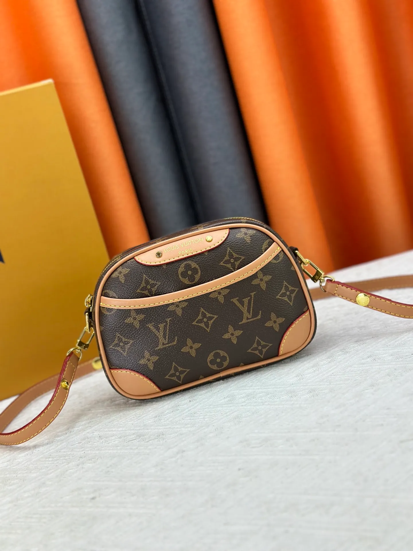 P220 Upgraded original M25518 M26509 This TINY CAMERA BAG handbag comes from the Monogram Empreinte Ys series. It is made of elegant cow leather decorated with dazzling metal parts, making it an everyday choice suitable for both day and night. The front patch pocket makes it easy to access credit cards or transportation cards, and the adjustable shoulder strap allows for a variety of carrying methods. Dimensions: 13 x 6 x 19 cm. (height x width x length)
