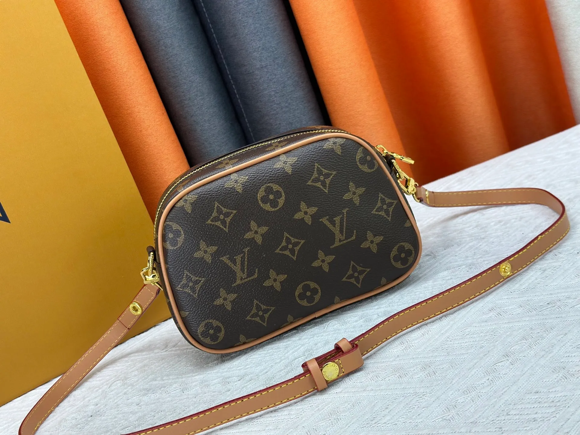 P220 Upgraded original M25518 M26509 This TINY CAMERA BAG handbag comes from the Monogram Empreinte Ys series. It is made of elegant cow leather decorated with dazzling metal parts, making it an everyday choice suitable for both day and night. The front patch pocket makes it easy to access credit cards or transportation cards, and the adjustable shoulder strap allows for a variety of carrying methods. Dimensions: 13 x 6 x 19 cm. (height x width x length)
