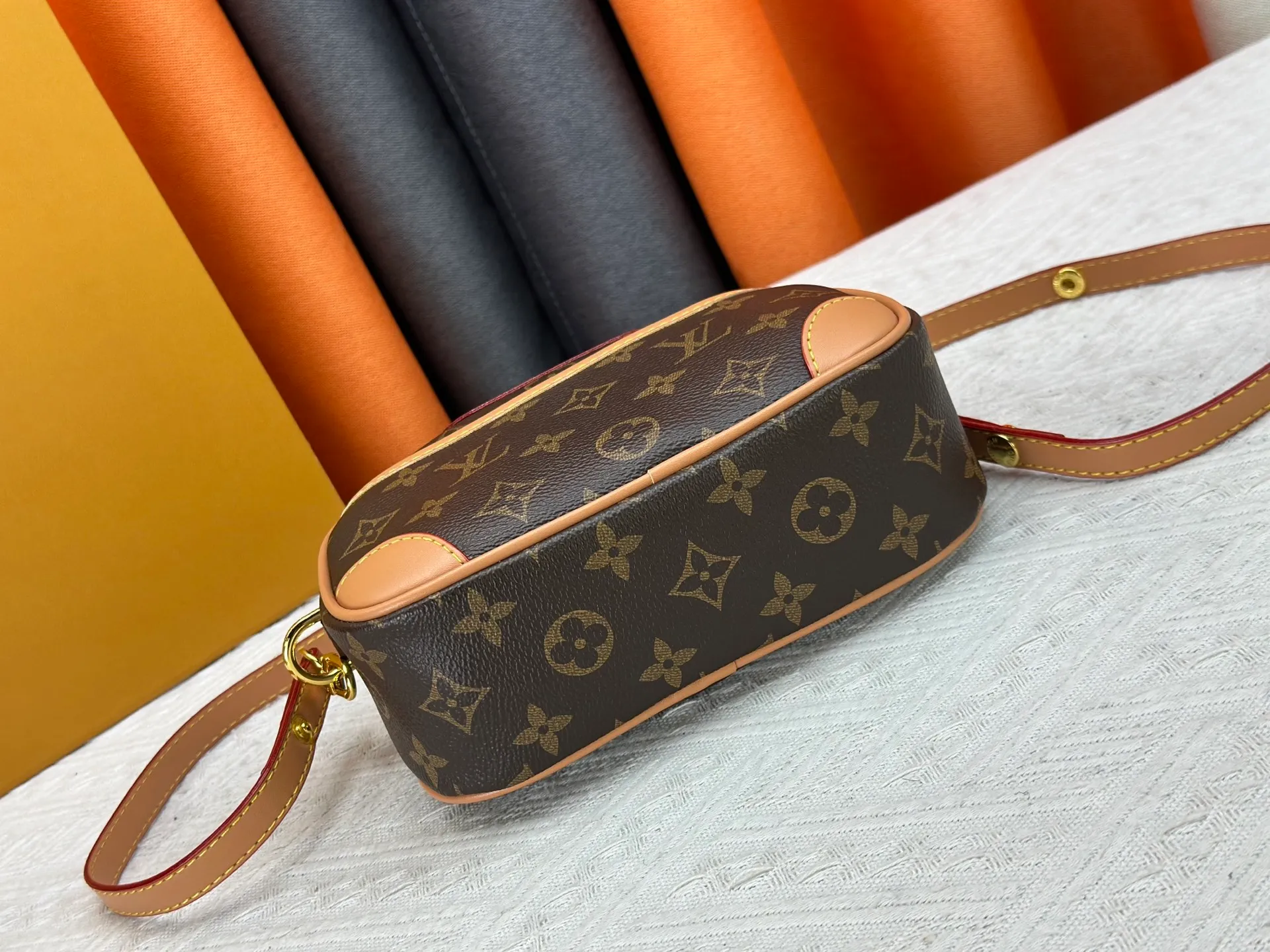 P220 Upgraded original M25518 M26509 This TINY CAMERA BAG handbag comes from the Monogram Empreinte Ys series. It is made of elegant cow leather decorated with dazzling metal parts, making it an everyday choice suitable for both day and night. The front patch pocket makes it easy to access credit cards or transportation cards, and the adjustable shoulder strap allows for a variety of carrying methods. Dimensions: 13 x 6 x 19 cm. (height x width x length)