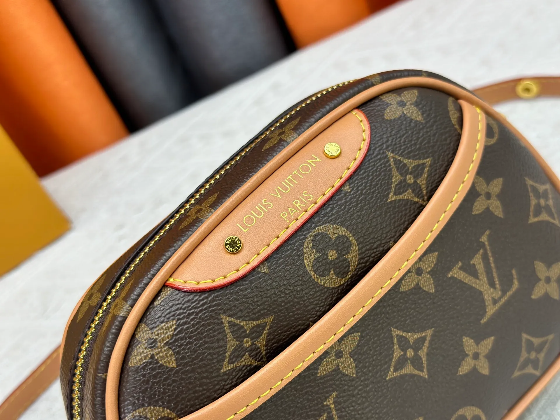 P220 Upgraded original M25518 M26509 This TINY CAMERA BAG handbag comes from the Monogram Empreinte Ys series. It is made of elegant cow leather decorated with dazzling metal parts, making it an everyday choice suitable for both day and night. The front patch pocket makes it easy to access credit cards or transportation cards, and the adjustable shoulder strap allows for a variety of carrying methods. Dimensions: 13 x 6 x 19 cm. (height x width x length)